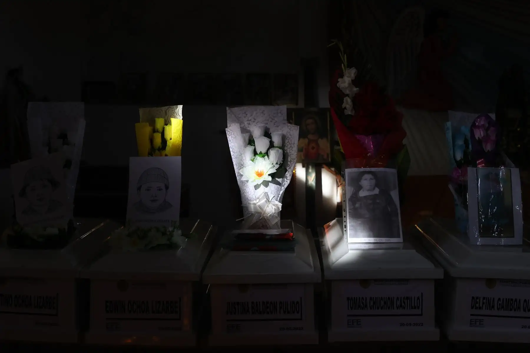 Familiares de las víctimas de la matanza de Accomarca, participaron del armado de ataúdes a cargo del Ministerio Público. Los restos y prendas fueron entregados a los deudos para luego acompañarlos a la iglesia de la comunidad donde se desarrolla el velorio como parte las actividades de restitución. Foto: ANDINA/Andrés Valle