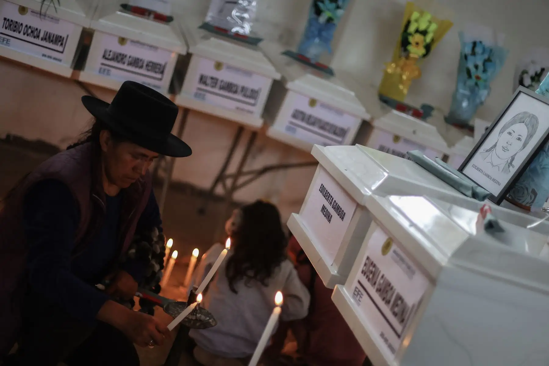 Familiares de las víctimas de la matanza de Accomarca, participaron del armado de ataúdes a cargo del Ministerio Público. Los restos y prendas fueron entregados a los deudos para luego acompañarlos a la iglesia de la comunidad donde se desarrolla el velorio como parte las actividades de restitución. Foto: ANDINA/Andrés Valle