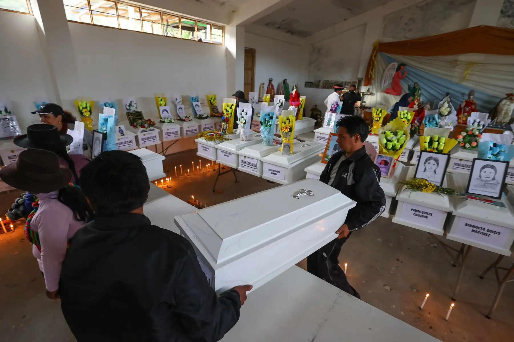 Familiares de las víctimas de la matanza de Accomarca, participaron del armado de ataúdes a cargo del Ministerio Público. Los restos y prendas fueron entregados a los deudos para luego acompañarlos a la iglesia de la comunidad donde se desarrolla el velorio como parte las actividades de restitución. Foto: ANDINA/Andrés Valle