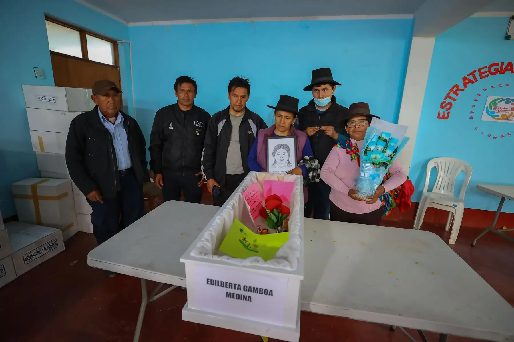 Familiares de las víctimas de la matanza de Accomarca, participaron del armado de ataúdes a cargo del Ministerio Público. Los restos y prendas fueron entregados a los deudos para luego acompañarlos a la iglesia de la comunidad donde se desarrolla el velorio como parte las actividades de restitución. Foto: ANDINA/Andrés Valle