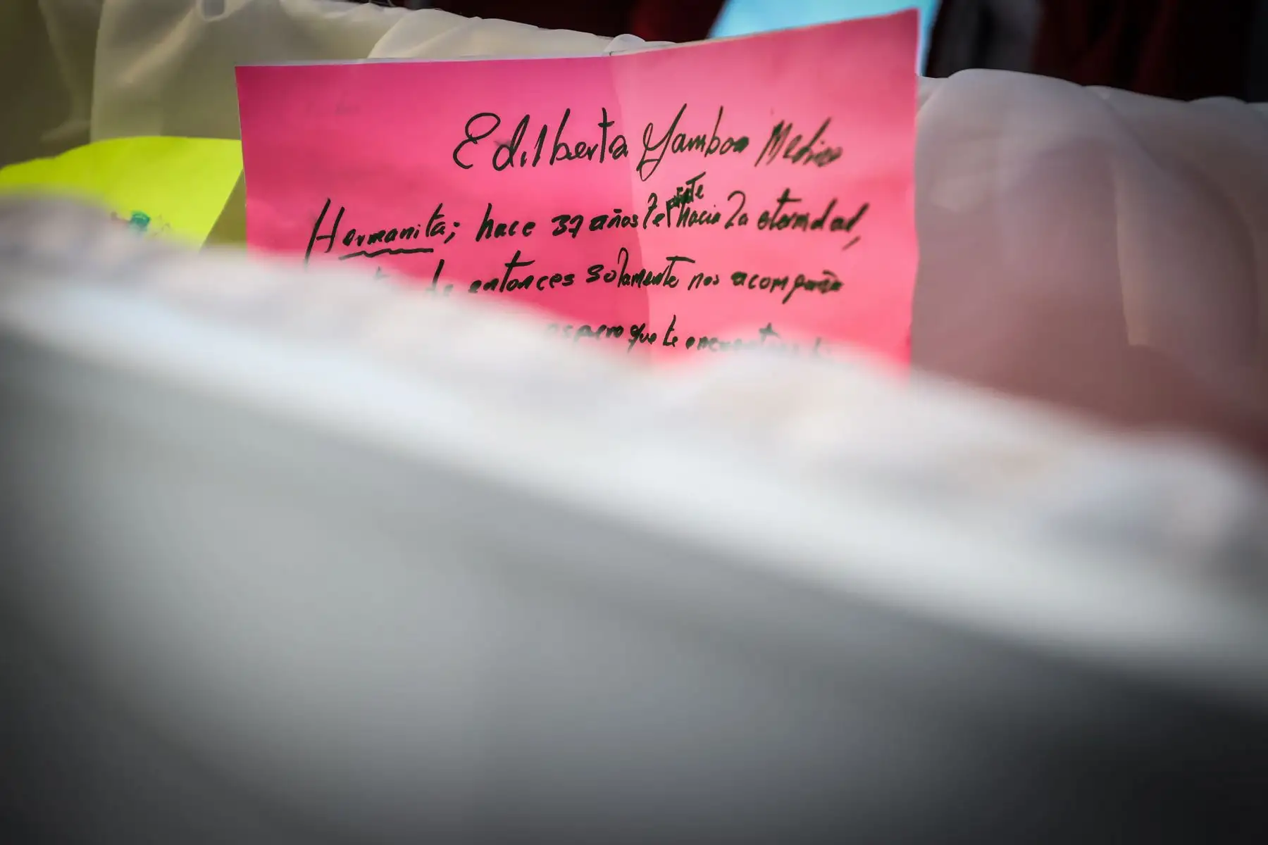 Familiares de las víctimas de la matanza de Accomarca, participaron del armado de ataúdes a cargo del Ministerio Público. Los restos y prendas fueron entregados a los deudos para luego acompañarlos a la iglesia de la comunidad donde se desarrolla el velorio como parte las actividades de restitución. Foto: ANDINA/Andrés Valle