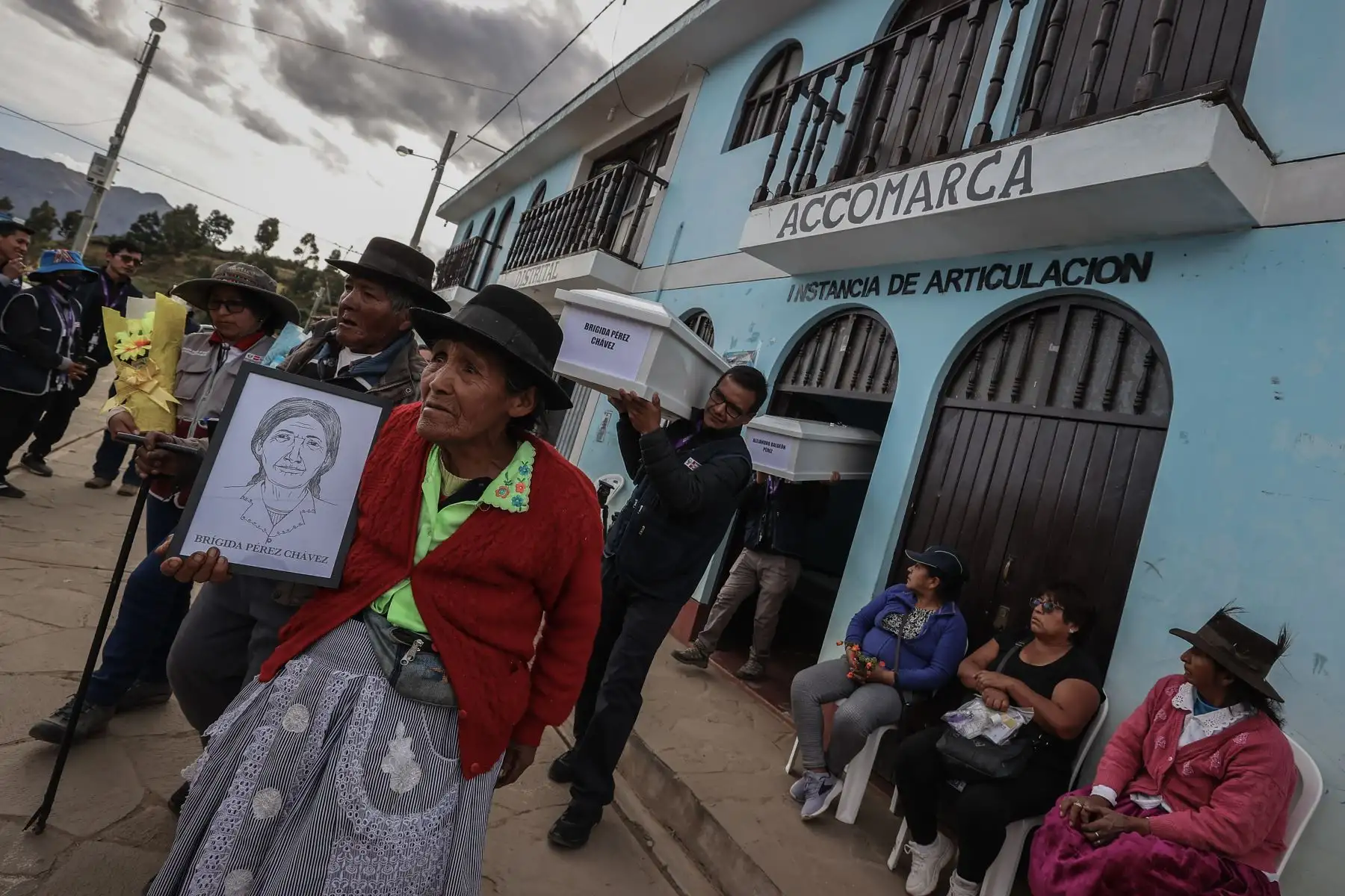 Familiares de las víctimas de la matanza de Accomarca, participaron del armado de ataúdes a cargo del Ministerio Público. Los restos y prendas fueron entregados a los deudos para luego acompañarlos a la iglesia de la comunidad donde se desarrolla el velorio como parte las actividades de restitución. Foto: ANDINA/Andrés Valle