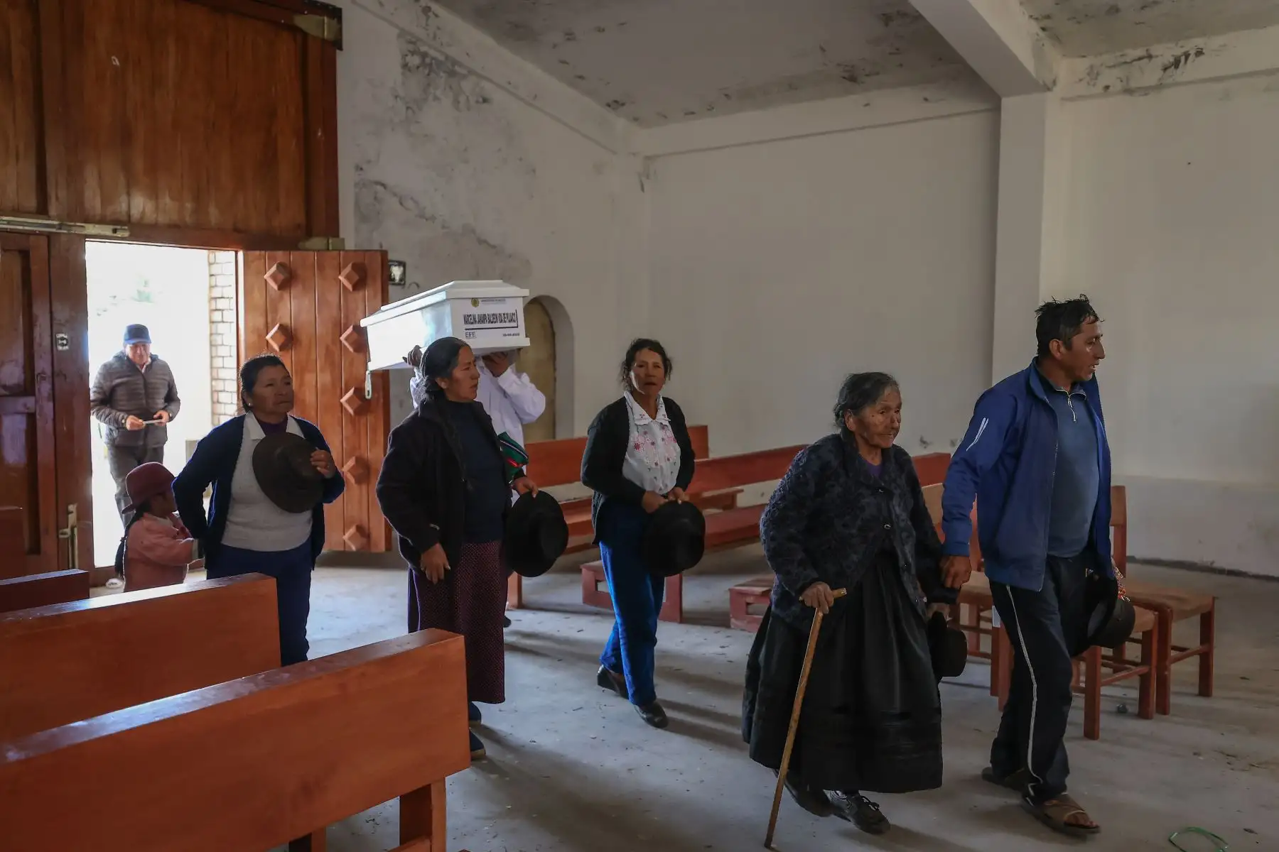 Familiares de las víctimas de la matanza de Accomarca, participaron del armado de ataúdes a cargo del Ministerio Público. Los restos y prendas fueron entregados a los deudos para luego acompañarlos a la iglesia de la comunidad donde se desarrolla el velorio como parte las actividades de restitución. Foto: ANDINA/Andrés Valle