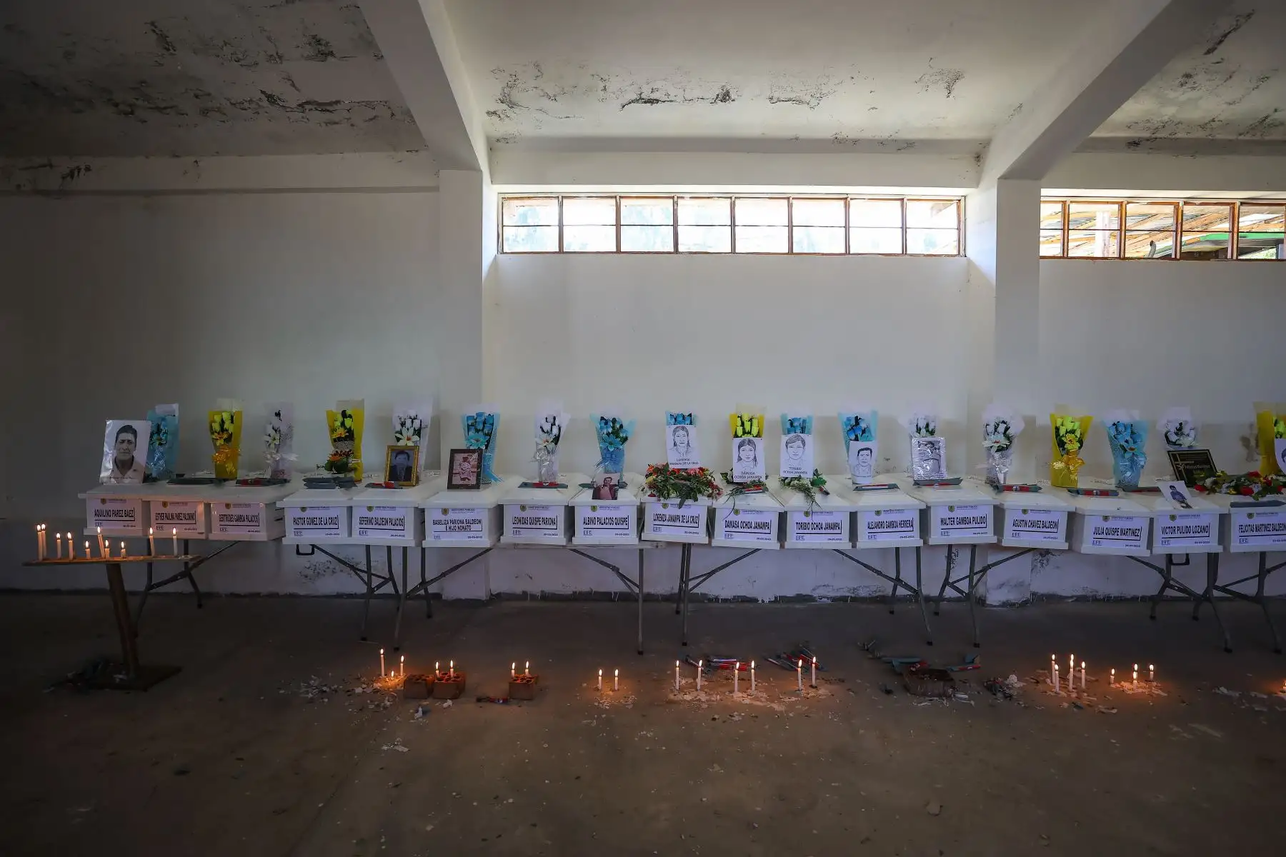 Familiares de las víctimas de la matanza de Accomarca, participaron del armado de ataúdes a cargo del Ministerio Público. Los restos y prendas fueron entregados a los deudos para luego acompañarlos a la iglesia de la comunidad donde se desarrolla el velorio como parte las actividades de restitución. Foto: ANDINA/Andrés Valle