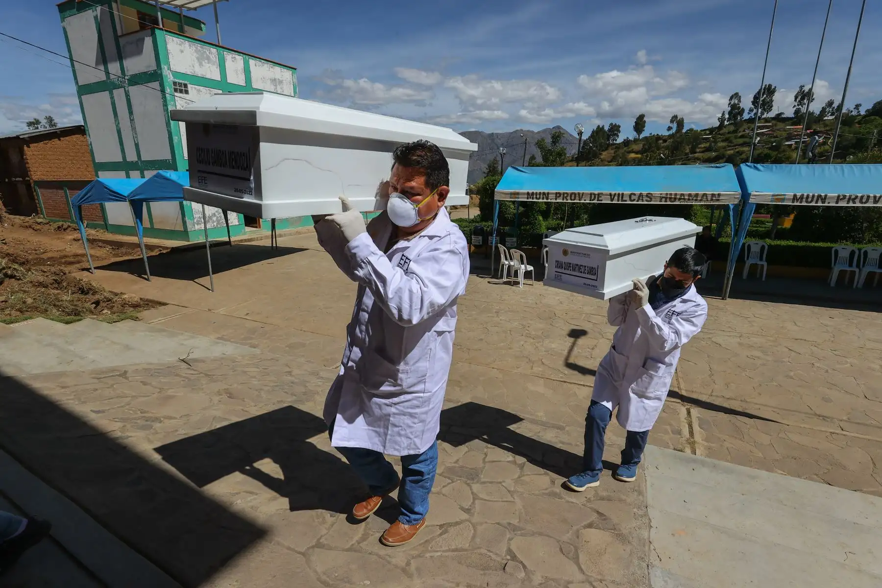 Familiares de las víctimas de la matanza de Accomarca, participaron del armado de ataúdes a cargo del Ministerio Público. Los restos y prendas fueron entregados a los deudos para luego acompañarlos a la iglesia de la comunidad donde se desarrolla el velorio como parte las actividades de restitución. Foto: ANDINA/Andrés Valle