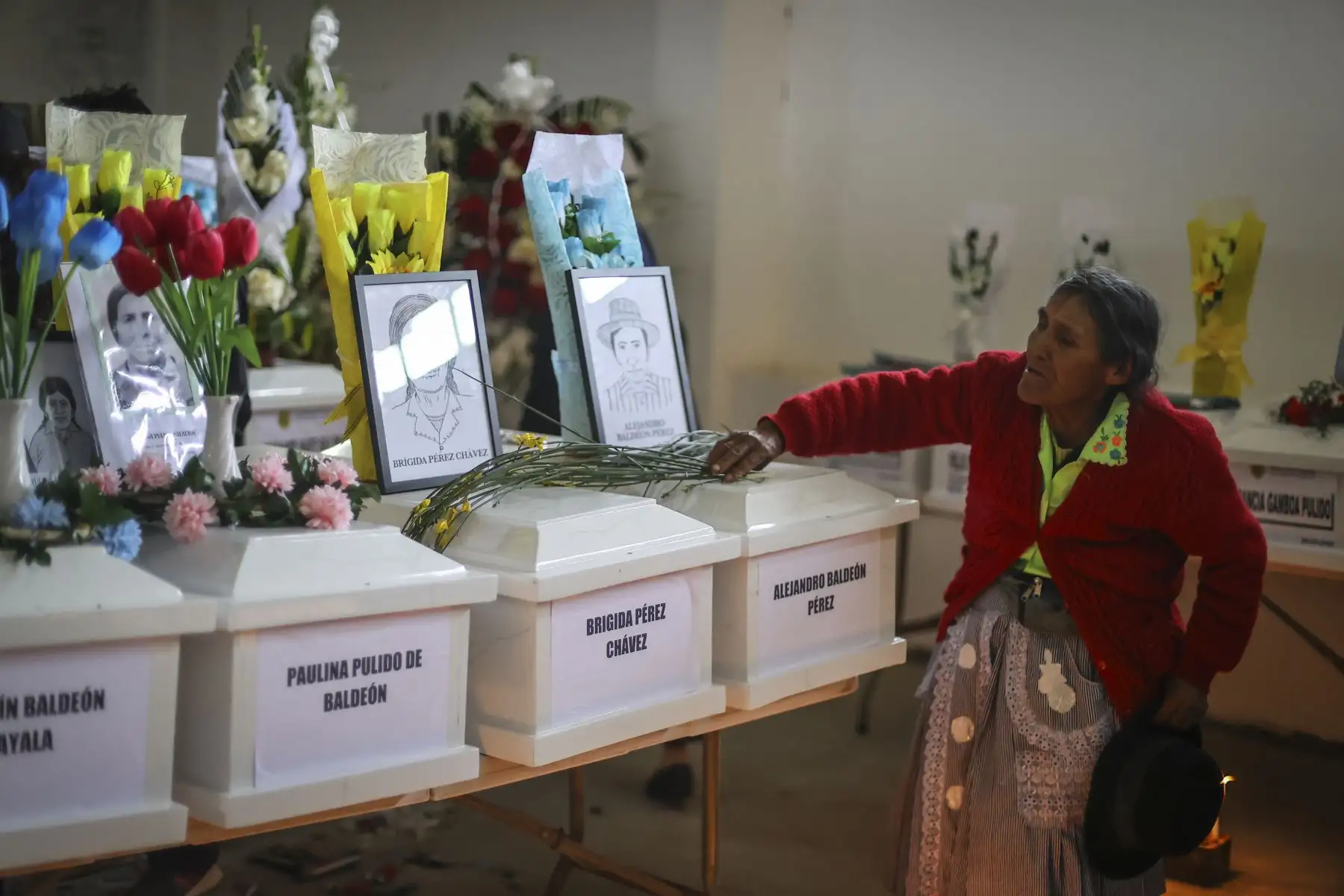 Familiares de las víctimas de la matanza de Accomarca, participaron del armado de ataúdes a cargo del Ministerio Público. Los restos y prendas fueron entregados a los deudos para luego acompañarlos a la iglesia de la comunidad donde se desarrolla el velorio como parte las actividades de restitución. Foto: ANDINA/Andrés Valle