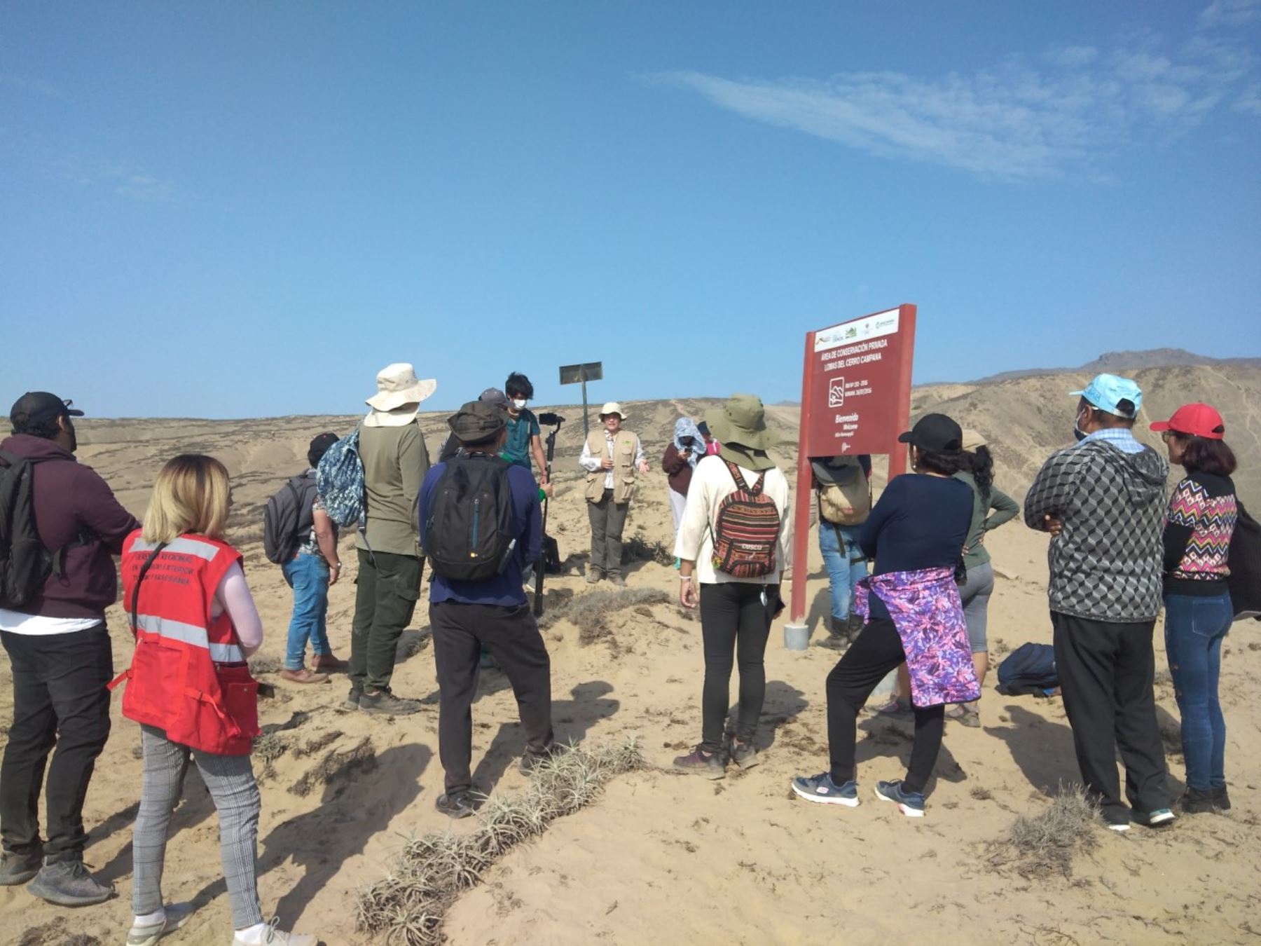 La Universidad Nacional de Trujillo presentó la guía turística de las lomas del cerro Campana, ubicada en el distrito de Huanchaco, para impulsar el desarrollo del ecoturismo en la zona. Foto: ANDINA/difusión.