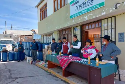 La actividad de entrega de estos ktis de aplicación foliar se realizó en la provincia de Tarata, en el marco del programa presupuestal 068 y estuvo a cargo del jefe de la Unidad Zonal de Tacna de Agro Rural, Frank Villanueva, encargado de la entrega de estos insumos.