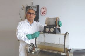 El proyecto del doctor Adolfo La Rosa-Toro Gómez, docente investigador de la UNI, tiene como objetivo reemplazar al mercurio por lejía y sal (conjuntamente con otros componentes químicos) en la extracción de oro a pequeña escala en las arenas aluviales.