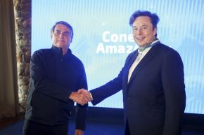 Bolsonaro recibe a Musk con la intención de mejorar su imagen en la Amazonía donde el empresario pretende llevar Internet de alta velocidad. Foto: AFP