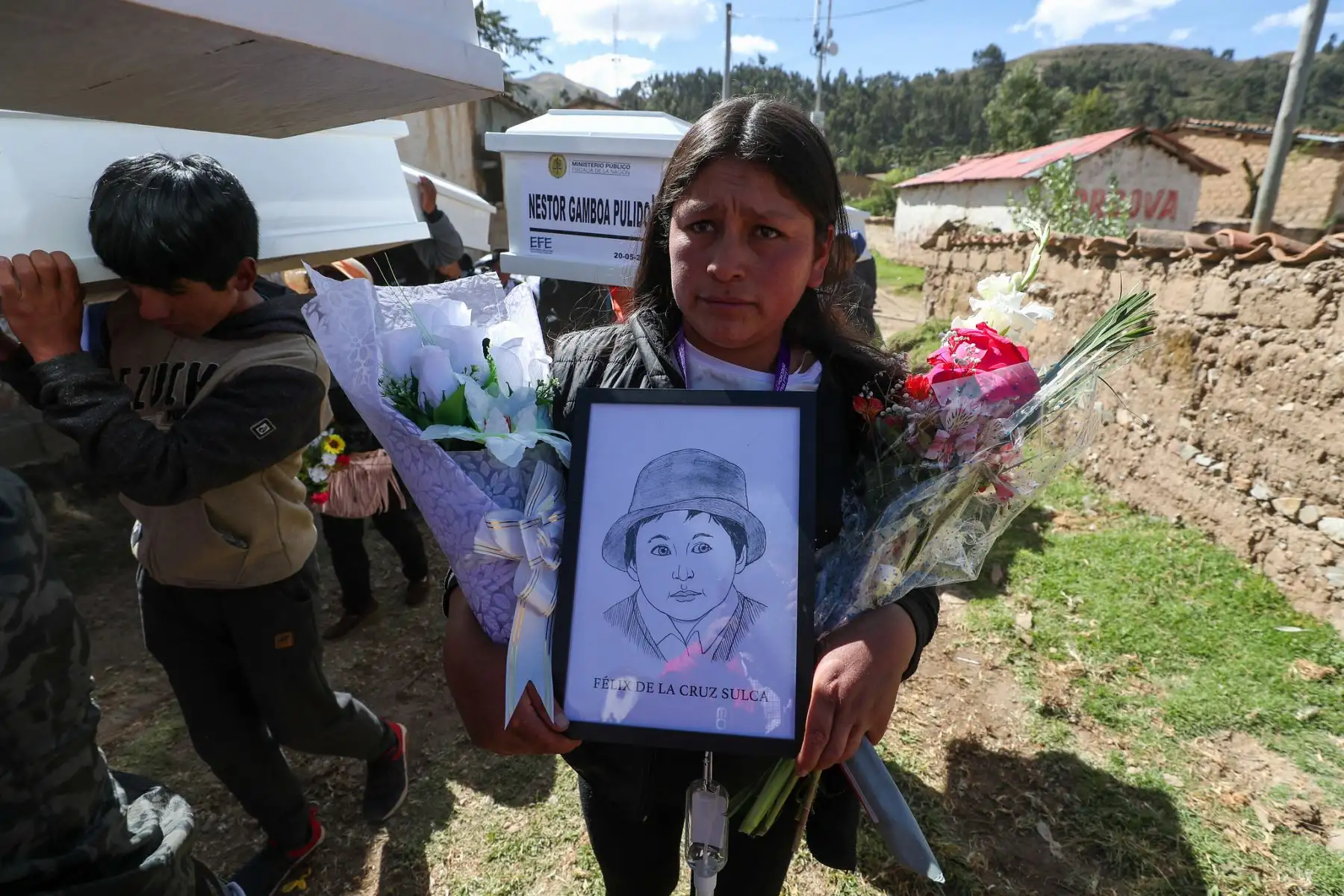 El presidente del Consejo de Ministros, Aníbal Torres, rinde tributo a las víctimas de la masacre de Accomarca, en el marco del acto de entrega de los restos de 79 personas desaparecidas en Accomarca, Ayacucho.
Foto: PCM
