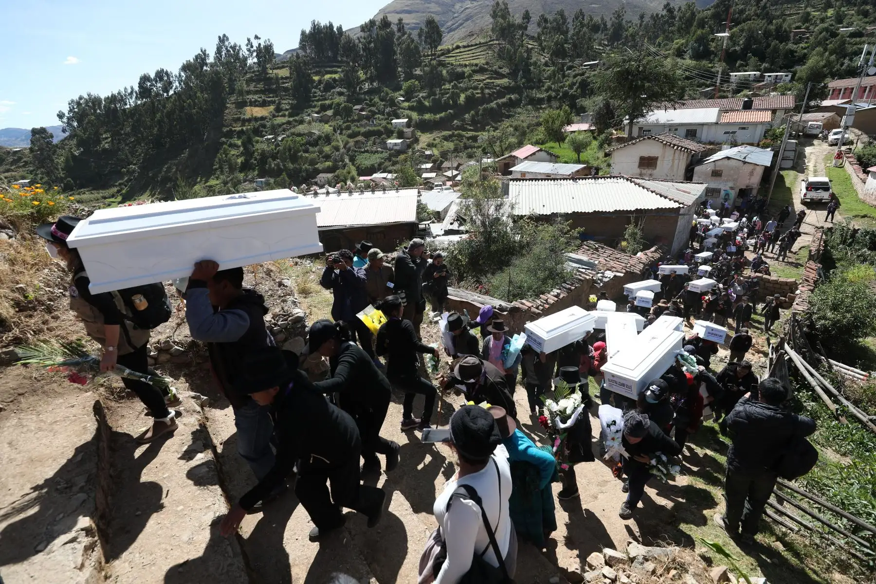 El presidente del Consejo de Ministros, Aníbal Torres, rinde tributo a las víctimas de la masacre de Accomarca, en el marco del acto de entrega de los restos de 79 personas desaparecidas en Accomarca, Ayacucho.
Foto: PCM