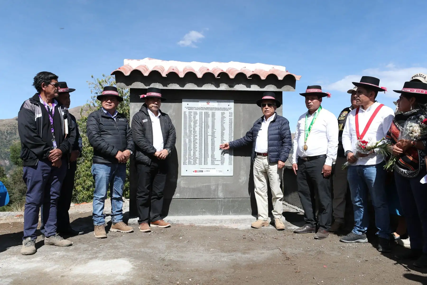 El presidente del Consejo de Ministros, Aníbal Torres, rinde tributo a las víctimas de la masacre de Accomarca, en el marco del acto de entrega de los restos de 79 personas desaparecidas en Accomarca, Ayacucho.
Foto: PCM