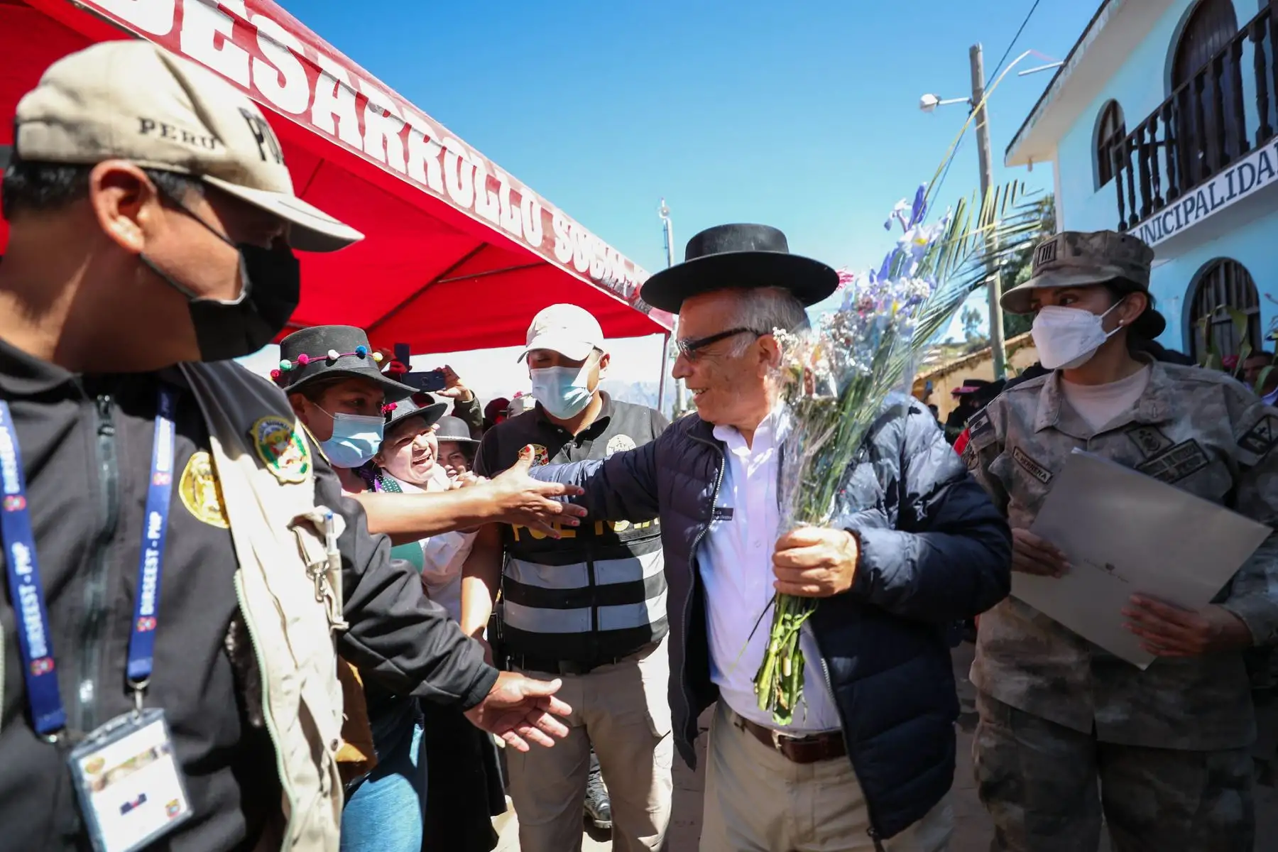 El presidente del Consejo de Ministros, Aníbal Torres, rinde tributo a las víctimas de la masacre de Accomarca, en el marco del acto de entrega de los restos de 79 personas desaparecidas en Accomarca, Ayacucho.
Foto: PCM