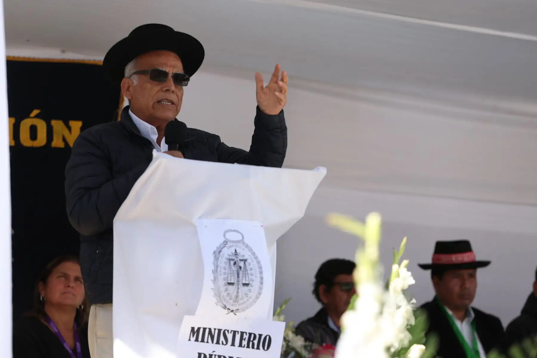 El presidente del Consejo de Ministros, Aníbal Torres, rinde tributo a las víctimas de la masacre de Accomarca, en el marco del acto de entrega de los restos de 79 personas desaparecidas en Accomarca, Ayacucho.
Foto: PCM