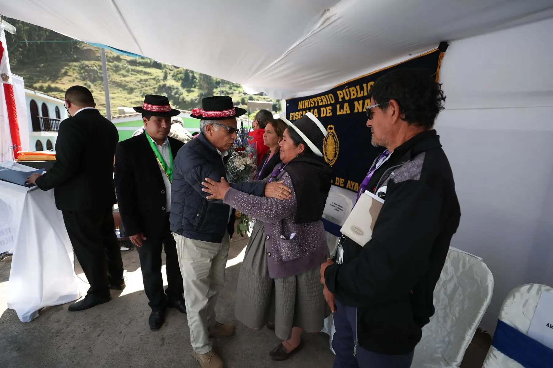 El presidente del Consejo de Ministros, Aníbal Torres, rinde tributo a las víctimas de la masacre de Accomarca, en el marco del acto de entrega de los restos de 79 personas desaparecidas en Accomarca, Ayacucho.
Foto: PCM