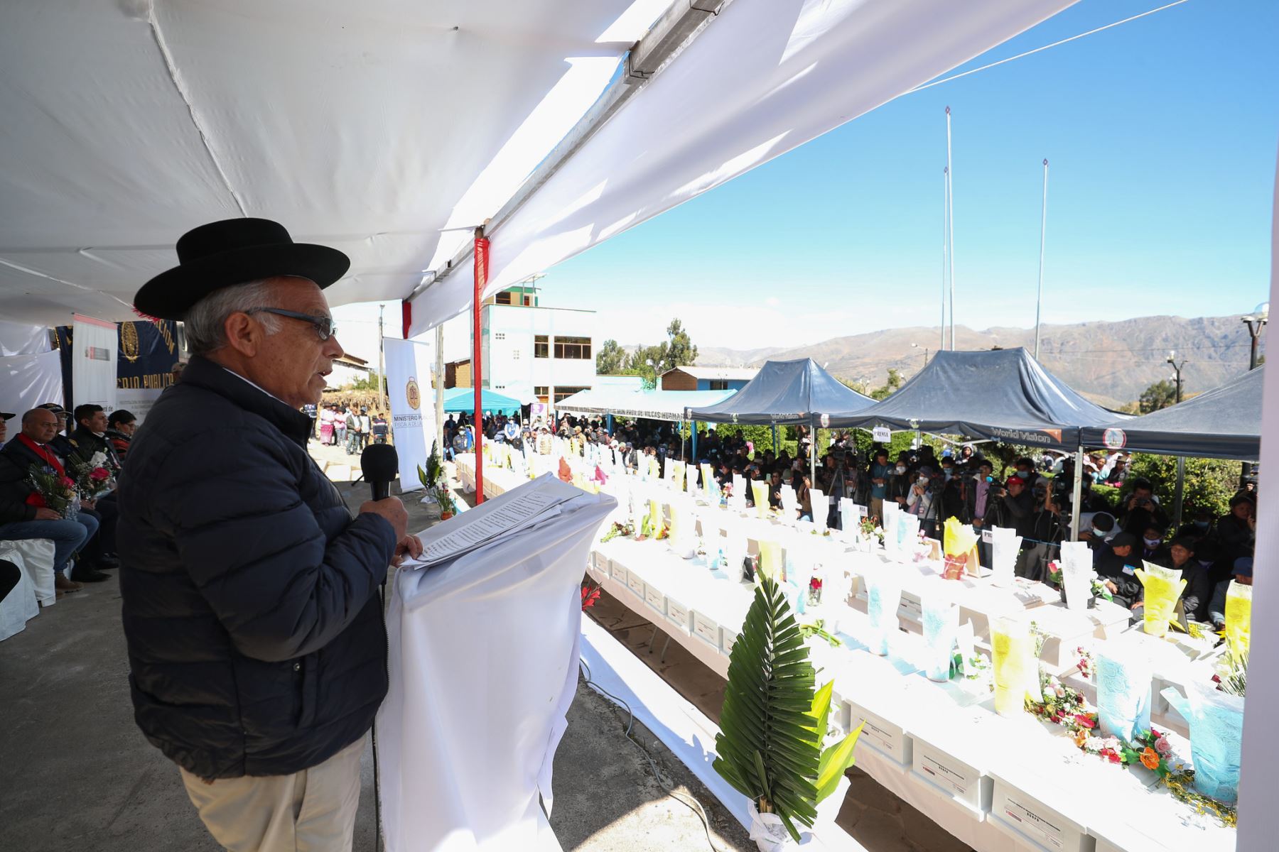 El presidente del Consejo de Ministros, Aníbal Torres, rinde tributo a las víctimas de la masacre de Accomarca, en el marco del acto de entrega de los restos de 79 personas desaparecidas en Accomarca, Ayacucho.
Foto: PCM