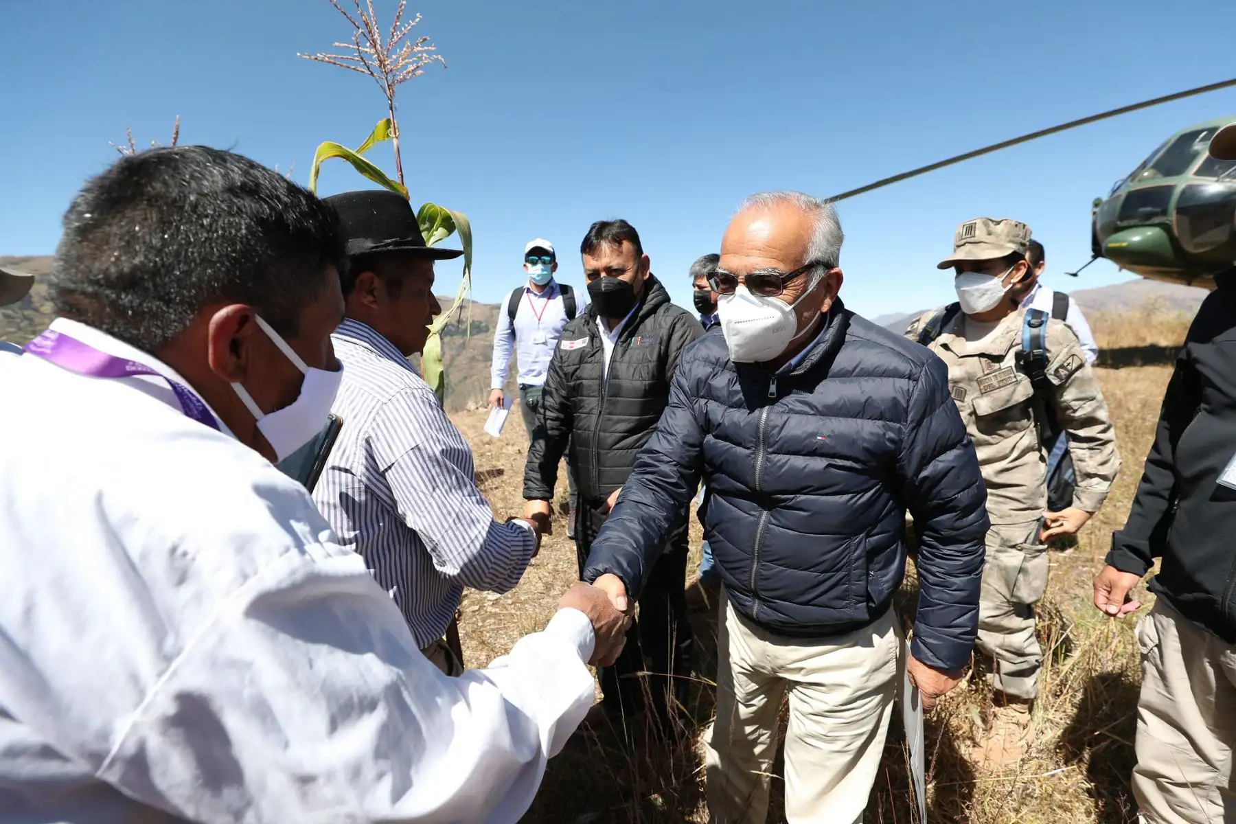 El presidente del Consejo de Ministros, Aníbal Torres, rinde tributo a las víctimas de la masacre de Accomarca, en el marco del acto de entrega de los restos de 79 personas desaparecidas en Accomarca, Ayacucho.
Foto: PCM