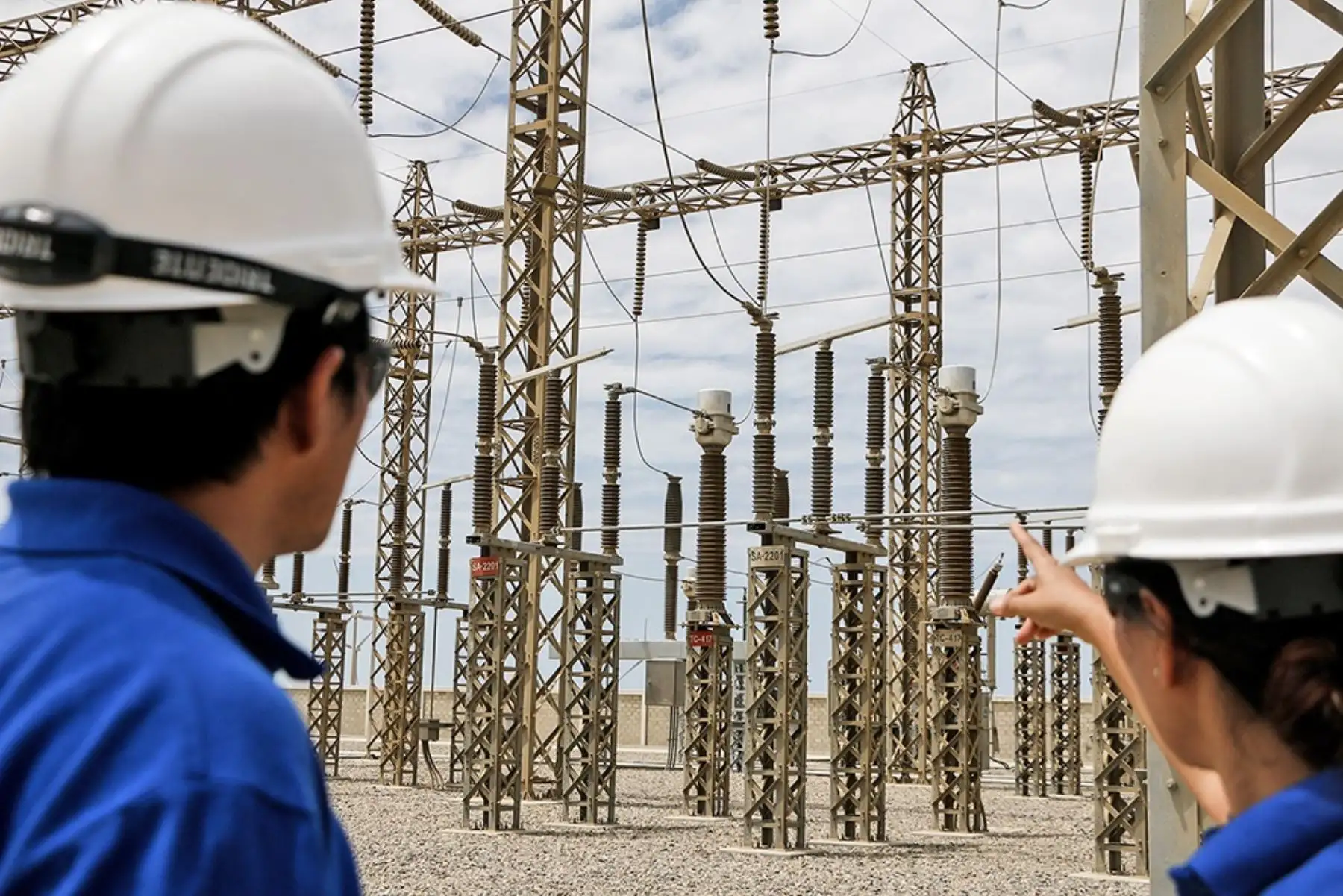 los profesionales de la Ingeniería Eléctrica están capacitados para elaborar el diseño, así como la fabricación de maquinarias y equipos, redes eléctricas y de comunicación.