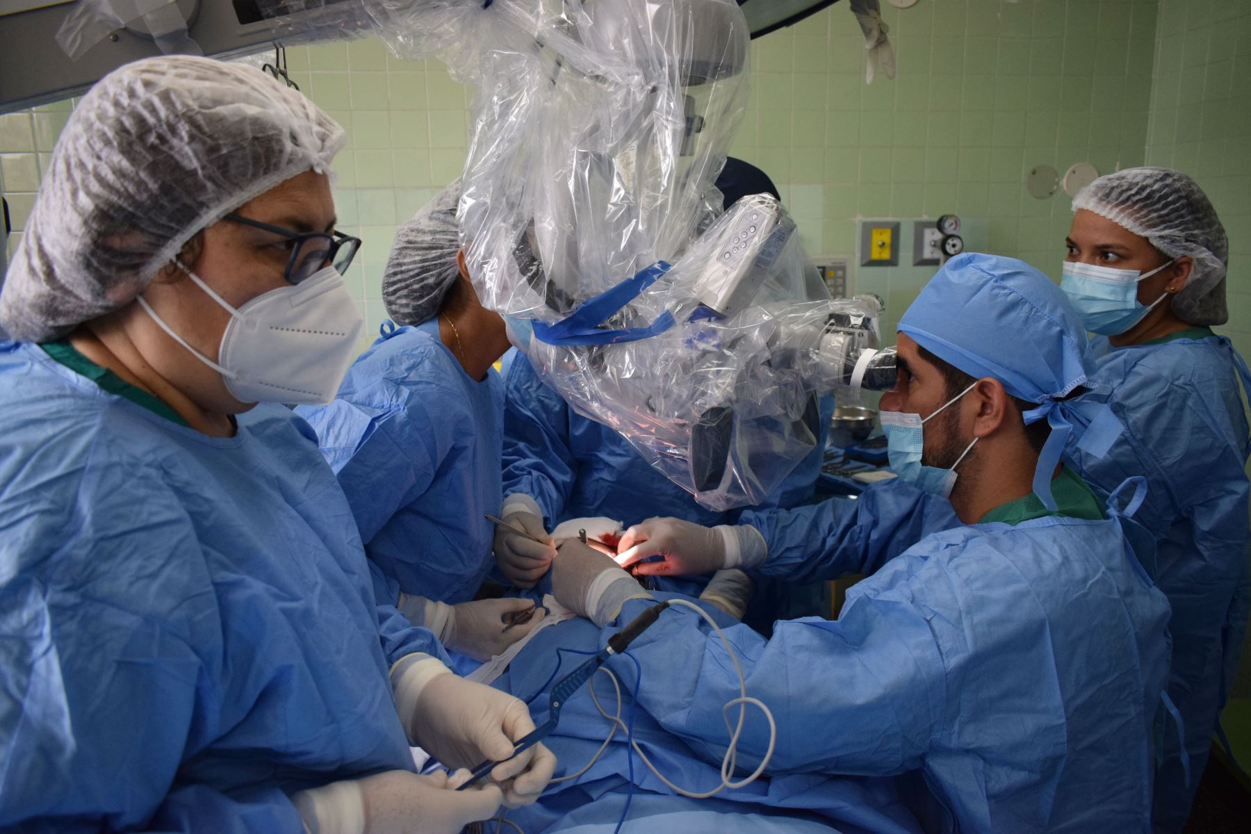 En la cirugía con técnica de colgajo libre trabajaron dos equipos del INSN. Uno que se encargó de extraer la porción de tejido sano con sus vasos, venas, arterias y el otró realizó la microcirugía. ANDINA/ INSN