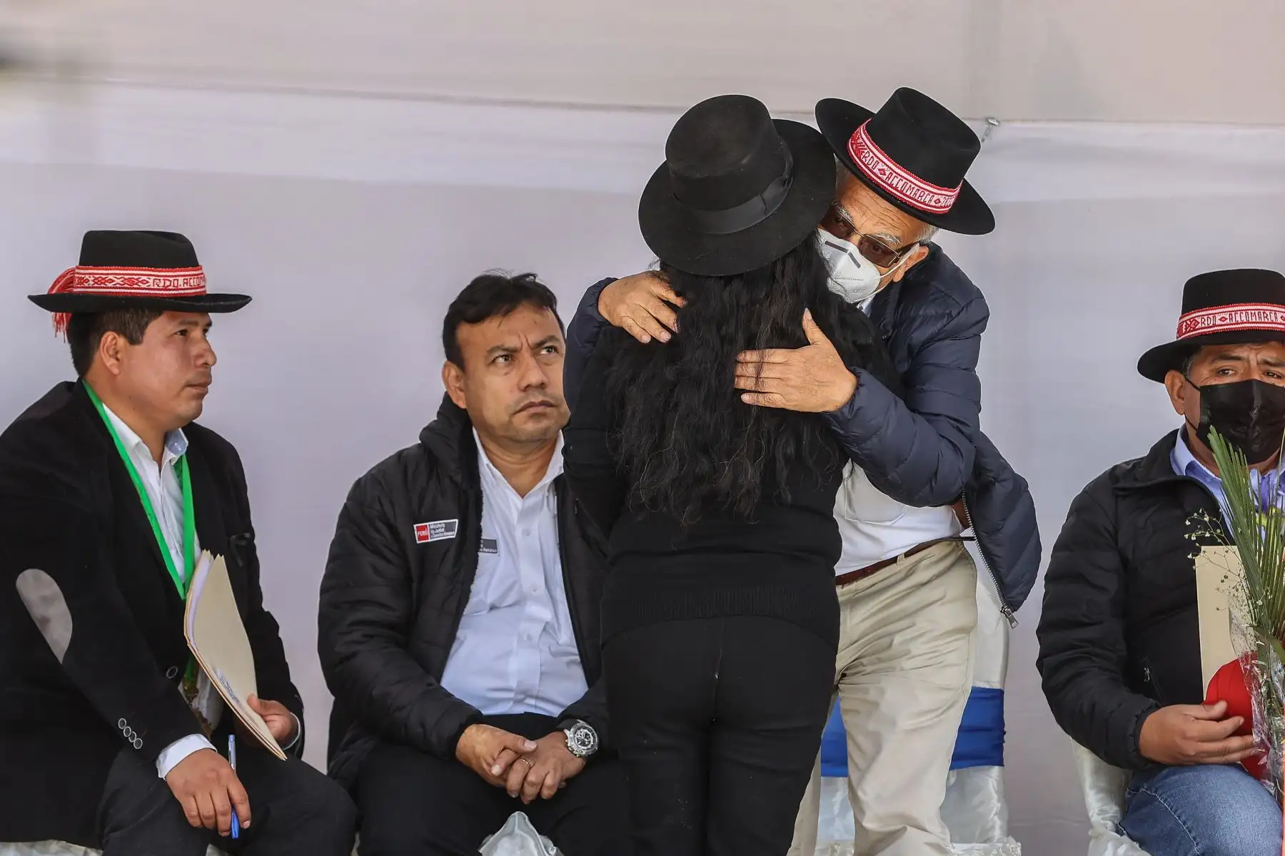 El Presidente del Consejo de Ministros, Aníbal Torres, el ministro de Justicia, Félix Chero, autoridades locales y representantes de las diferentes instituciones participaron de la ceremonia de restitución de restos óseos y elemento asociados a los familiares de la masacre de Accomarca en la plaza principal de la comunidad de Accomarca.
Foto: ANDINA/Andrés Valle