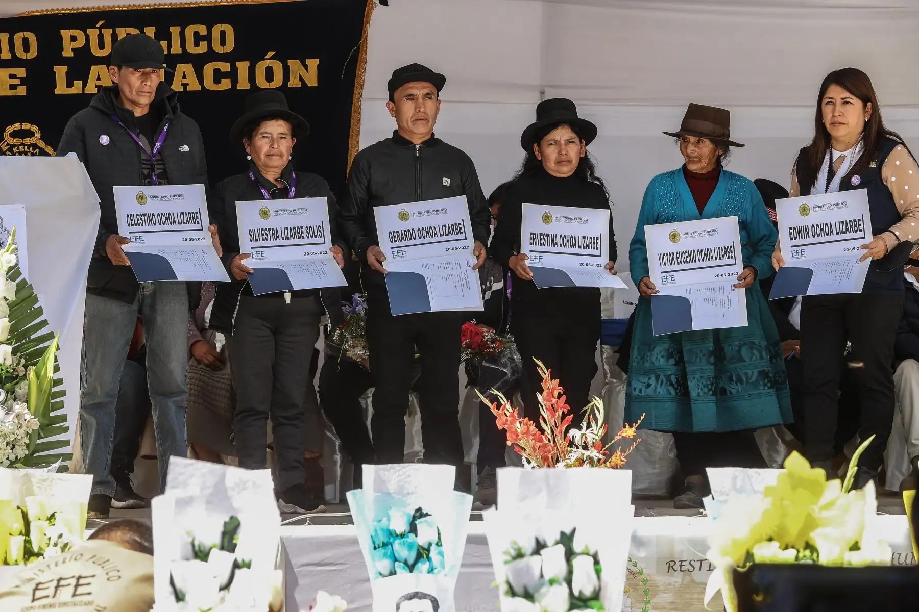 El Presidente del Consejo de Ministros, Aníbal Torres, el ministro de Justicia, Félix Chero, autoridades locales y representantes de las diferentes instituciones participaron de la ceremonia de restitución de restos óseos y elemento asociados a los familiares de la masacre de Accomarca en la plaza principal de la comunidad de Accomarca.
Foto: ANDINA/Andrés Valle