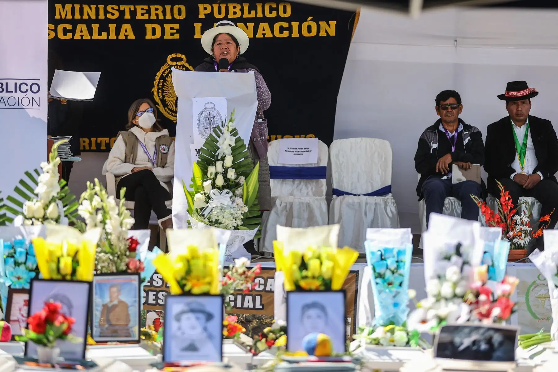 El Presidente del Consejo de Ministros, Aníbal Torres, el ministro de Justicia, Félix Chero, autoridades locales y representantes de las diferentes instituciones participaron de la ceremonia de restitución de restos óseos y elemento asociados a los familiares de la masacre de Accomarca en la plaza principal de la comunidad de Accomarca.
Foto: ANDINA/Andrés Valle