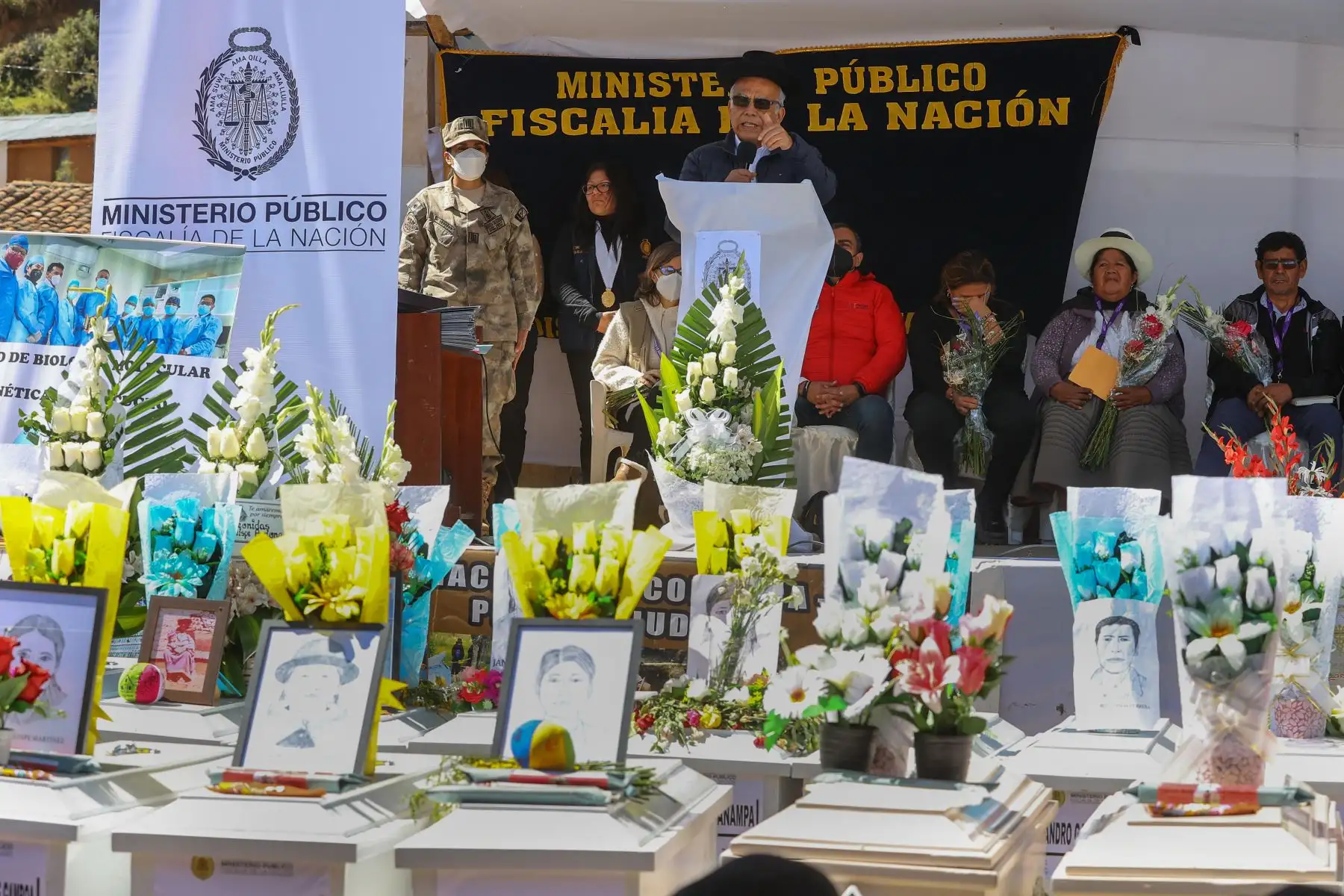El Presidente del Consejo de Ministros, Aníbal Torres, el ministro de Justicia, Félix Chero, autoridades locales y representantes de las diferentes instituciones participaron de la ceremonia de restitución de restos óseos y elemento asociados a los familiares de la masacre de Accomarca en la plaza principal de la comunidad de Accomarca.
Foto: ANDINA/Andrés Valle