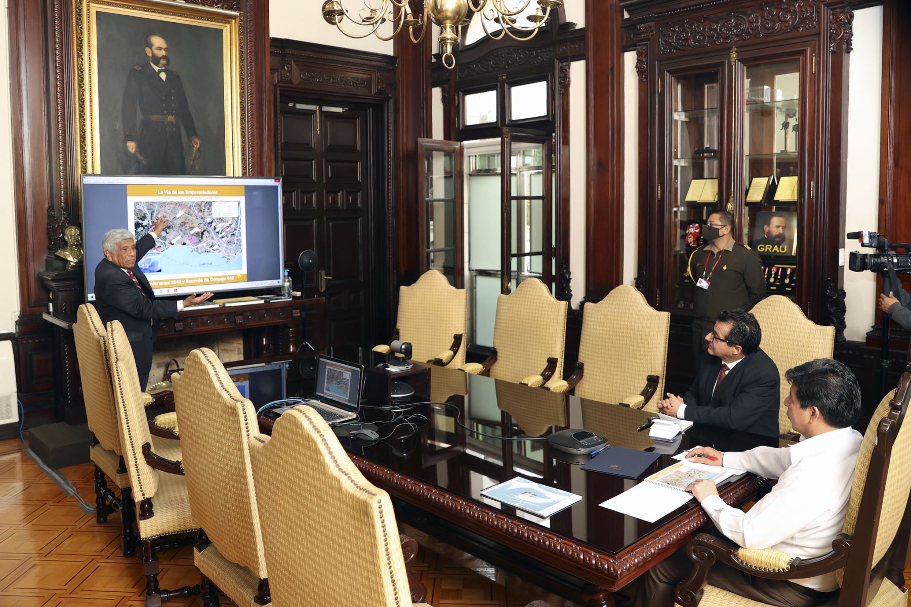 Presidente Pedro Castillo se reunió en Palacio de Gobierno con alcalde de Lima Metropolitana, Miguel Romero Sotelo.
Foto: ANDINA/Prensa Presidencia