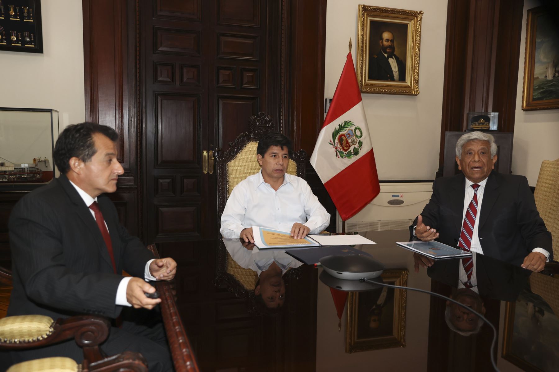 Presidente Pedro Castillo se reunió en Palacio de Gobierno con alcalde de Lima Metropolitana, Miguel Romero Sotelo.
Foto: ANDINA/Prensa Presidencia