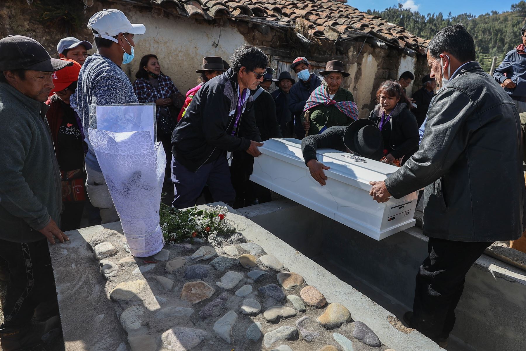 Familiares de las víctimas y las autoridades  inician el cortejo fúnebre hacía el santuario ubicado en la ex base militar de Accomarca, para darles una sepultura digna.
Foto: ANDINA/ Andrés Valle