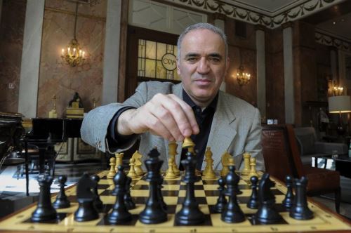 Leyenda del ajedrez, Garry Kasparov se opone desde hace tiempo al presidente Putin y vive desde hace casi diez años en Estados Unidos. Foto: AFP