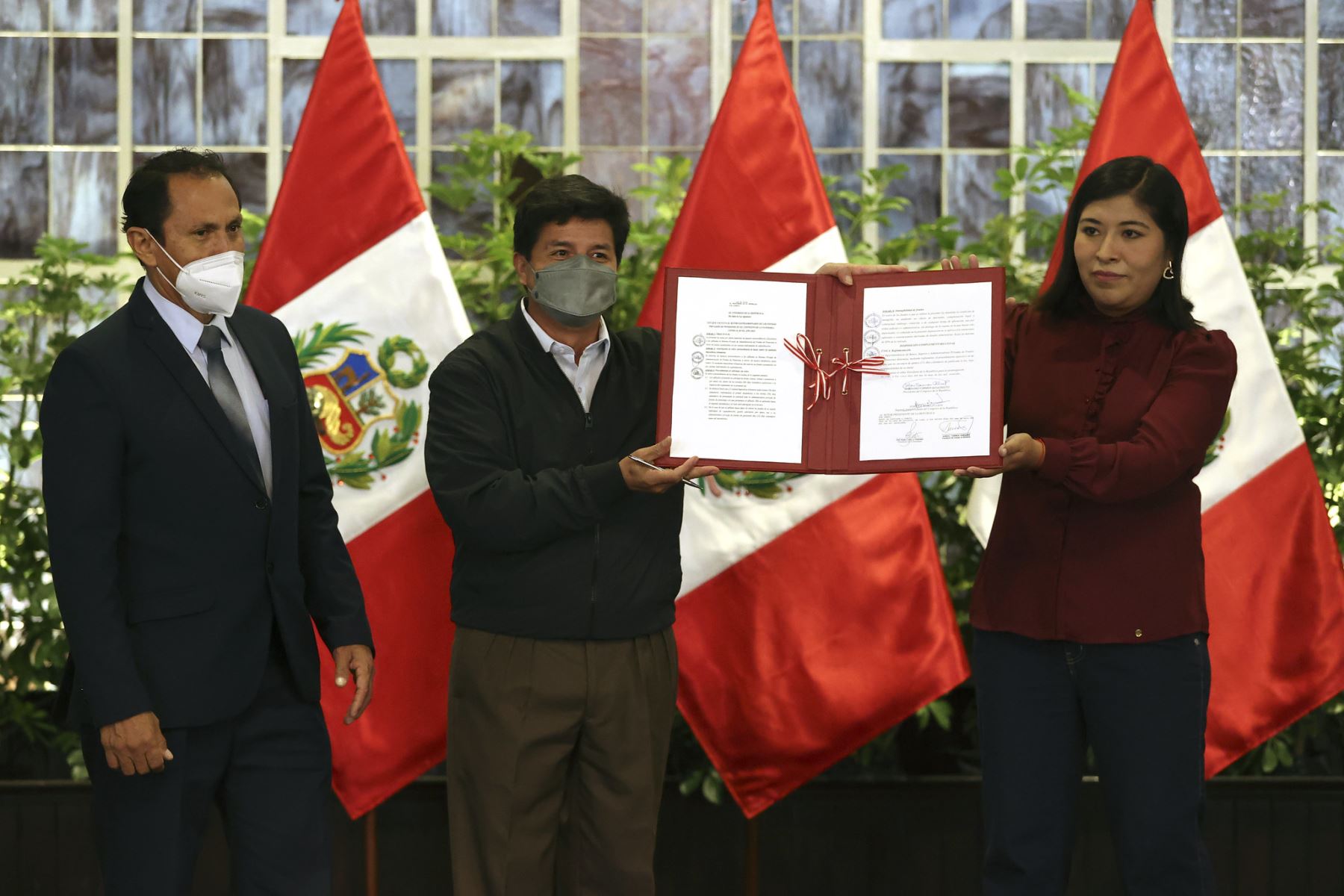 Presidente Pedro Castillo firma autógrafa de ley que faculta retiro de hasta S/ 18,400 de los fondos de AFP.
Foto: ANDINA/Prensa Presidencia