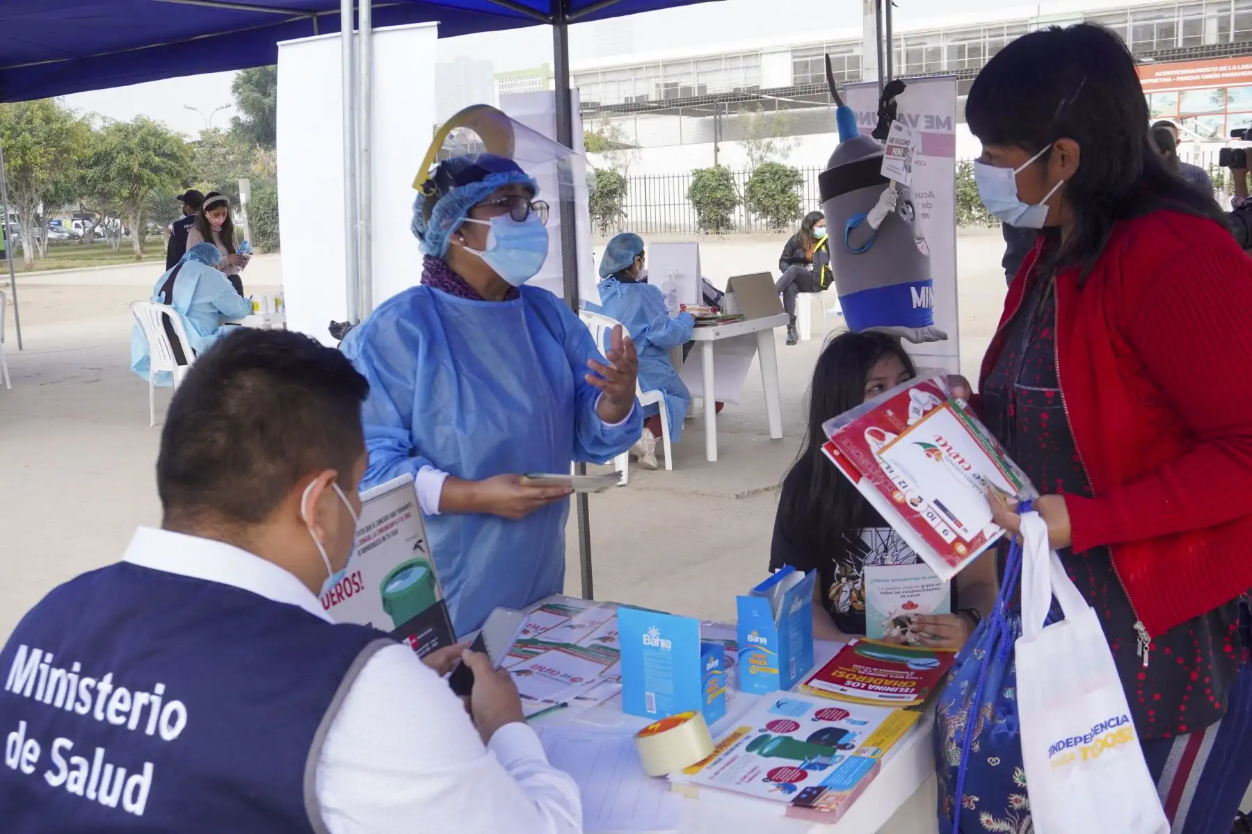 El Ministerio de Salud desarrolló una campaña integral de salud en La Victoria, donde se brindaron servicios como: obstetricia, salud bucal, nutrición. Además realizaron pruebas de descarte y vacunación contra la COVID-19. Foto: ANDINA/Eddy Ramos