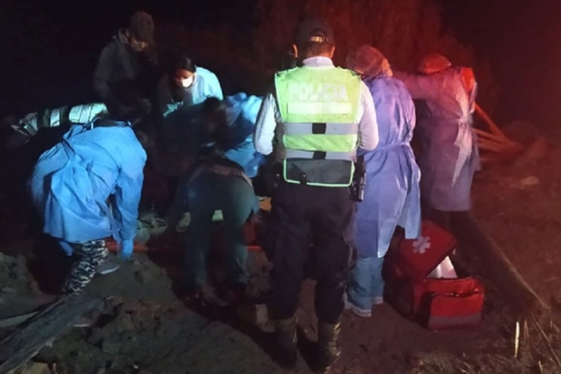 El derrumbe de un cerro sepultó a un vehículo que transitaba por el sector de Shajtay, distrito y provincia de Sihuas, en la sierra de la región Áncash, dejando el penoso saldo de cinco personas fallecidas.