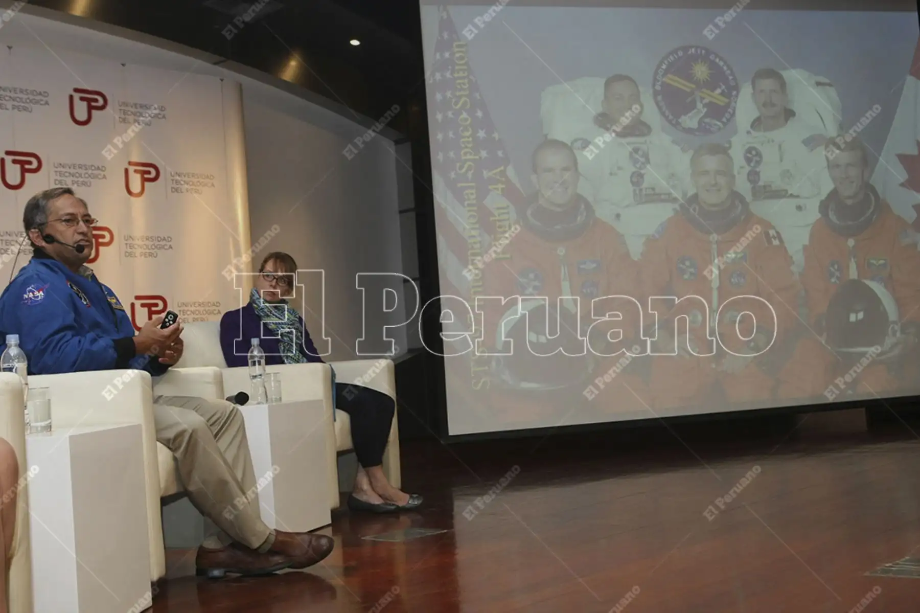 LIMA, PERÚ - 19 mayo 2014 /  Carlos Noriega, el primer astronauta peruano que realizó viajes al espacio, en una conferencia en la Universidad Tecnológica del Perú. Foto: Diario Oficial El Peruano / Norman Córdova