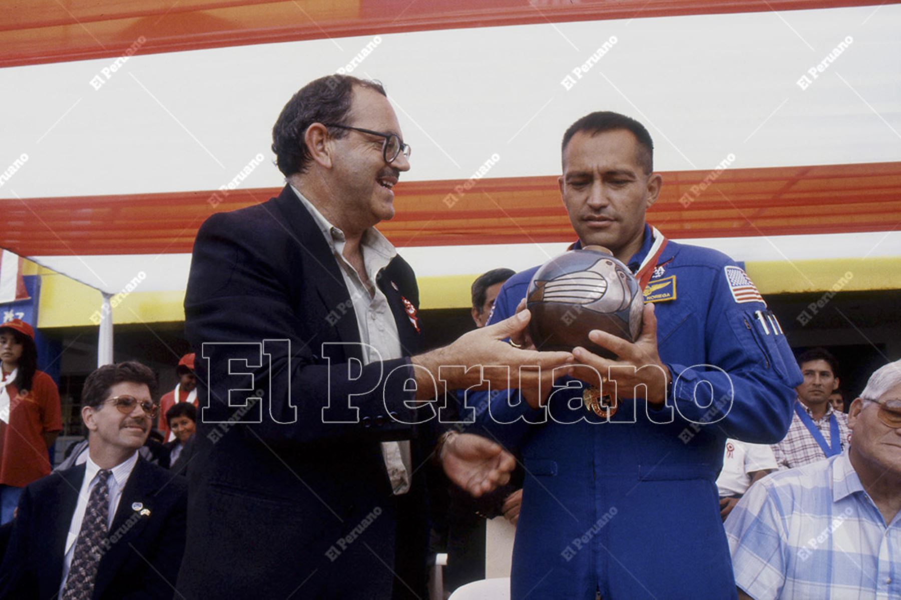 Lima - 24 julio 1997 / El alcalde  Michael Azcueta homenajeó al astronauta peruano Carlos Noriega durante su visita al distrito de Villa El Salvador. Foto: Archivo Histórico de El Peruano / Charo Sandoval