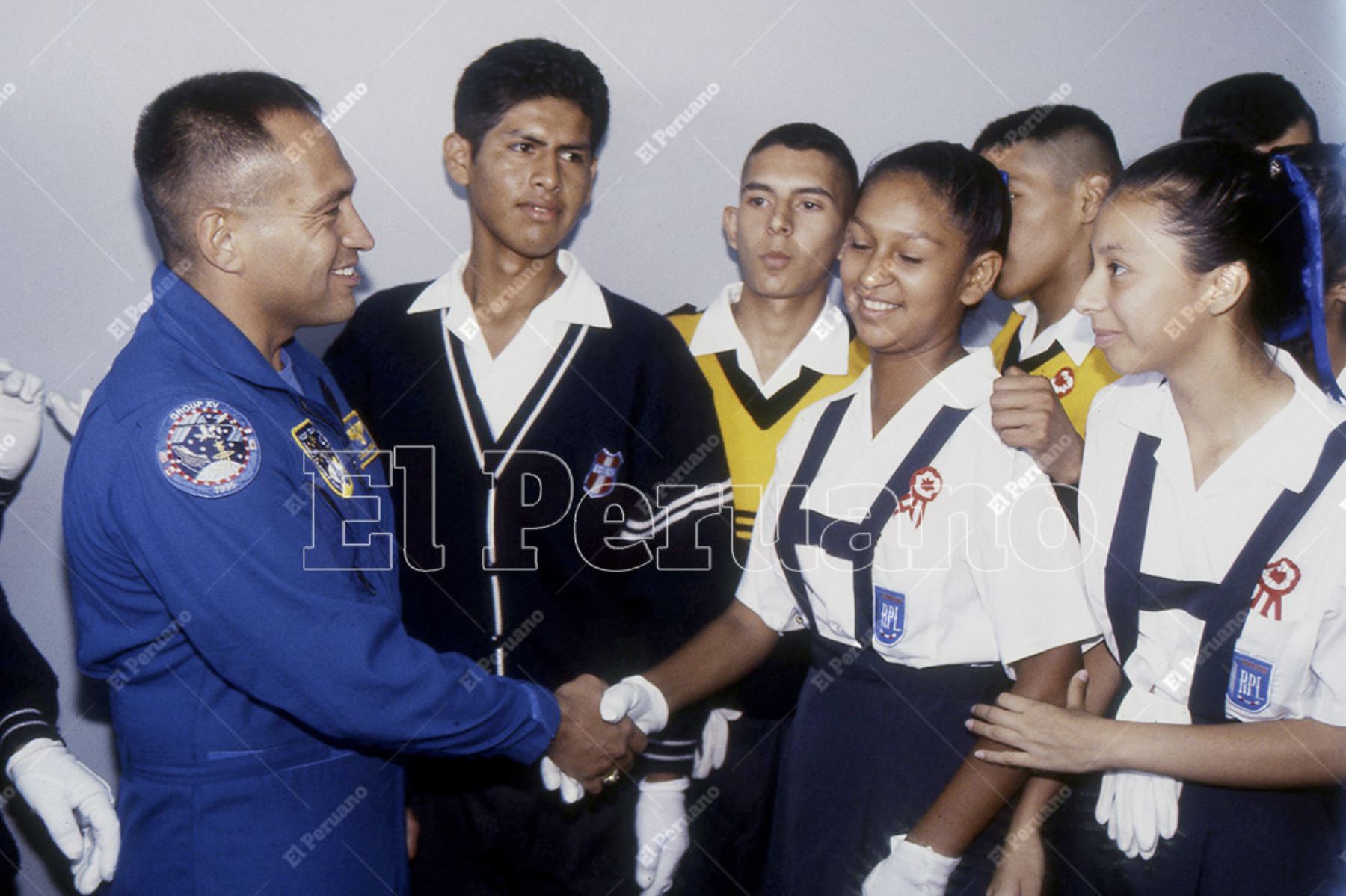 Lima - 21 julio 1997 / El astronauta Carlos Noriega saluda a un grupo de escolares luego de ser homenajeado por el ministro de Educación, Domingo Palermo. Foto: Archivo Histórico de El Peruano / Norman Córdova