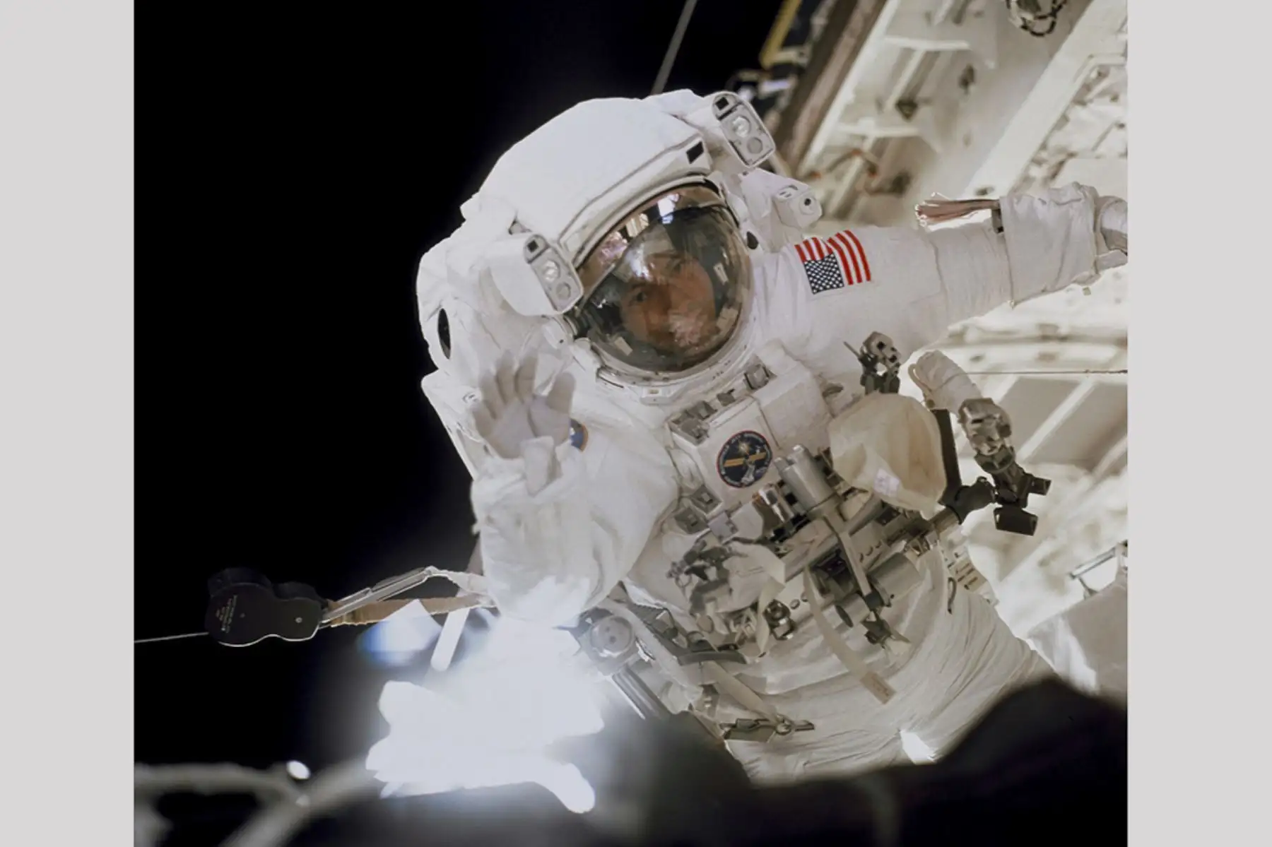 El astronauta Carlos Noriega, especialista de la misión, es fotografiado durante una de las tres caminatas espaciales programadas para la misión STS-97 a la Estación Espacial Internacional. Foto: NASA Images