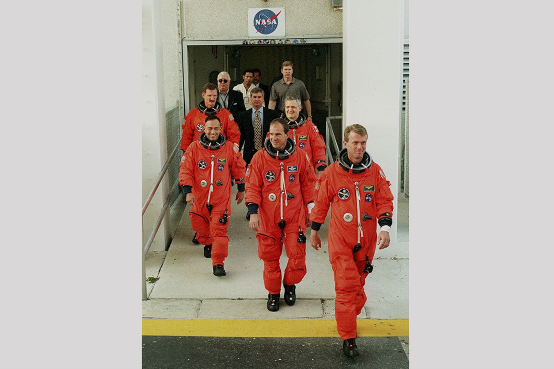 Kennedy Space Center- Noviembre 2000 / La tripulación del STS-97 el día del lanzamiento. En la imagen están los especialistas de misión Carlos Noriega, Joe Tanner y Marc Garneau; el comandante Brent Jett y el piloto Mike Bloomfield. Foto: NASA Images
