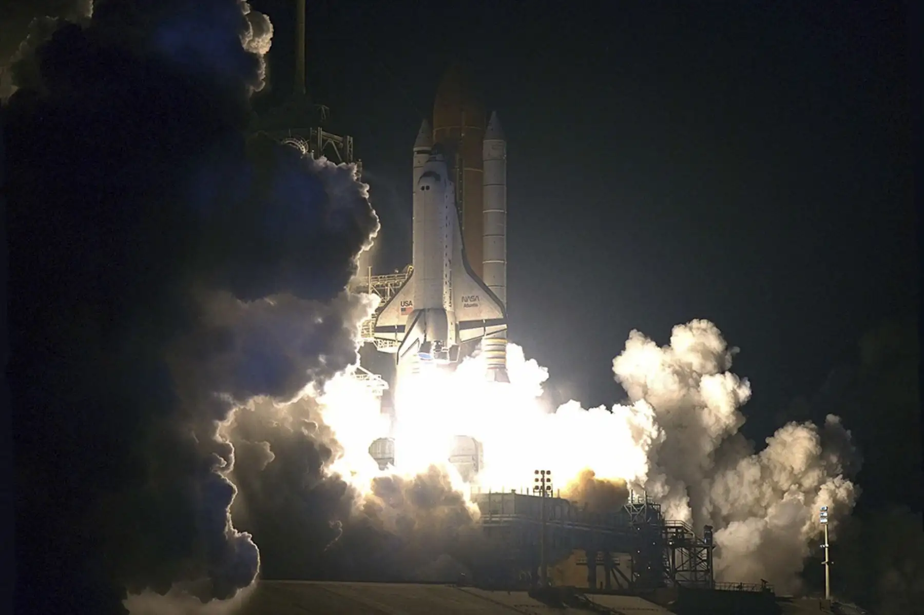 Kennedy Space Center / El transbordador espacial Atlantis se levanta el 15 de mayo de 1997  de la plataforma de lanzamiento. La cuarta misión será el acoplamiento del transbordador con la estación espacial rusa Mir. El comandante es Charles J. Precourt y el piloto es Eileen Marie Collins. Los cinco especialistas de la misión son C. Michael Foale, Carlos  Noriega, Edward Tsang Lu, Jean-Francois Clervoy y Elena V. Kondakova de la Agencia Espacial Rusa. Foto: NASA Images