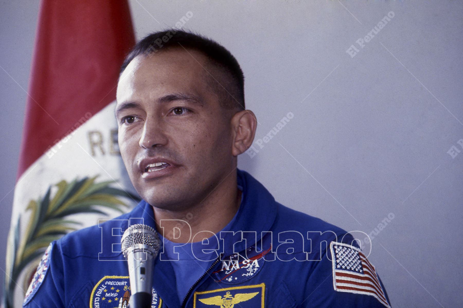 Lima - 21 julio 1997 / El astronauta Carlos Noriega ofrece una conferencia de prensa luego de ser homenajeado por el ministro de Educación, Domingo Palermo. Foto: Archivo Histórico de El Peruano / Norman Córdova