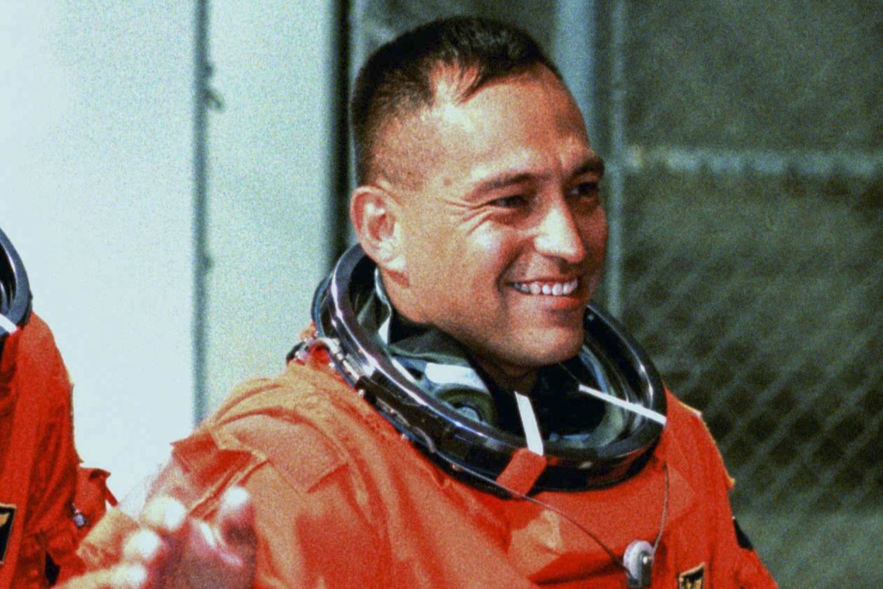 Carlos Noriega, especialista en carga útil del transbordador espacial Atlantis de origen peruano, saluda a los simpatizantes reunidos frente al edificio de alojamiento de la tripulación a principios del 15 de mayo del 1997 cuando la tripulación se dirigía a la plataforma de lanzamiento 39-A en el Centro Espacial Kennedy en Florida. Foto: AFP