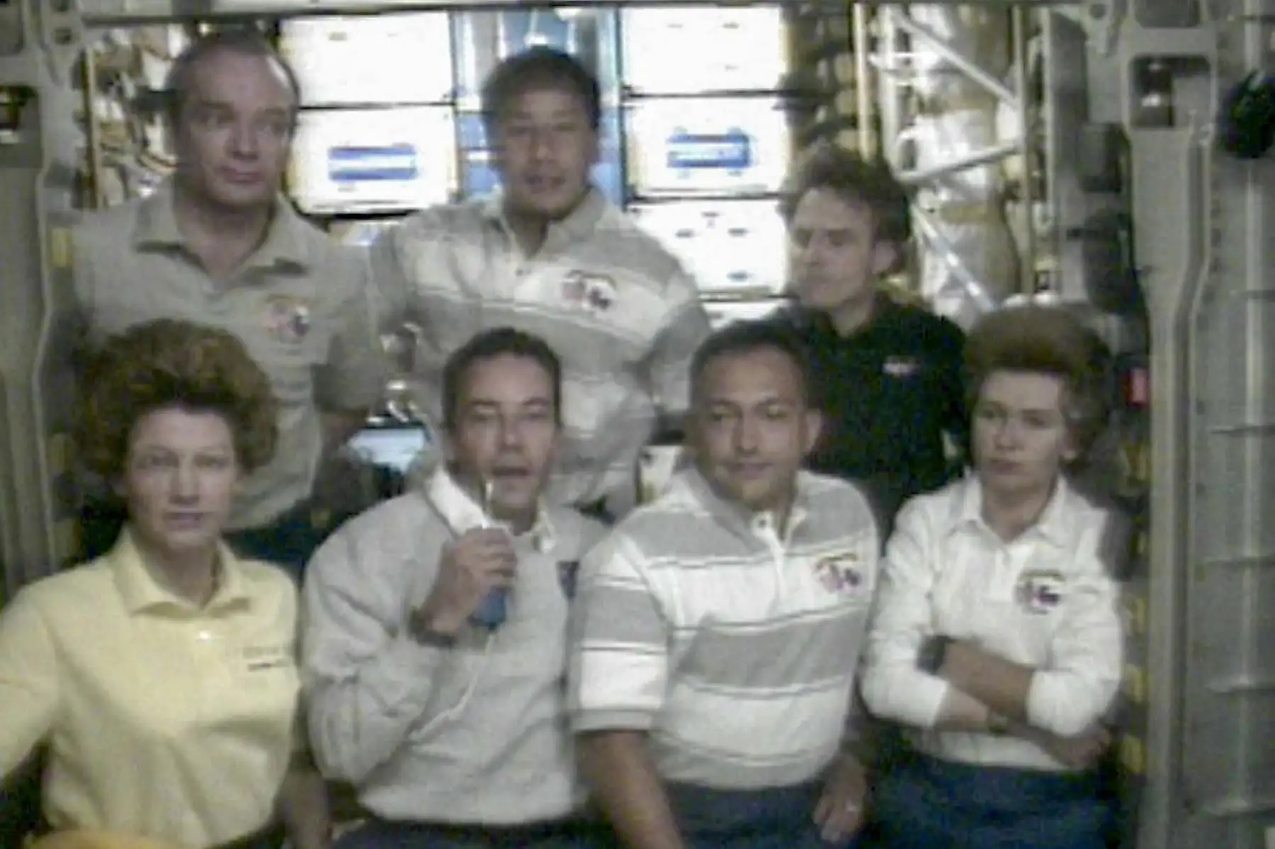 1997. El miembro de la tripulación del transbordador espacial Atlantis, Jean-Francois Clervoy (2do a la izquierda) de Francia, responde preguntas el 22 de mayo durante una entrevista por videoconferencia con la Agencia Espacial Europea desde el SpaceHab a bordo del transbordador. Foto: Imagen NASA/AFP