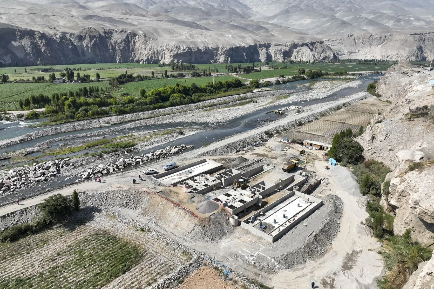 El contralor general Nelson Shack, supervisó la construcción de la carretera Ayo – Andamayo y sostuvo reunión con autoridades de la Provincia de Castilla como parte de sus actividades en la región de Arequipa. Foto: Difusión