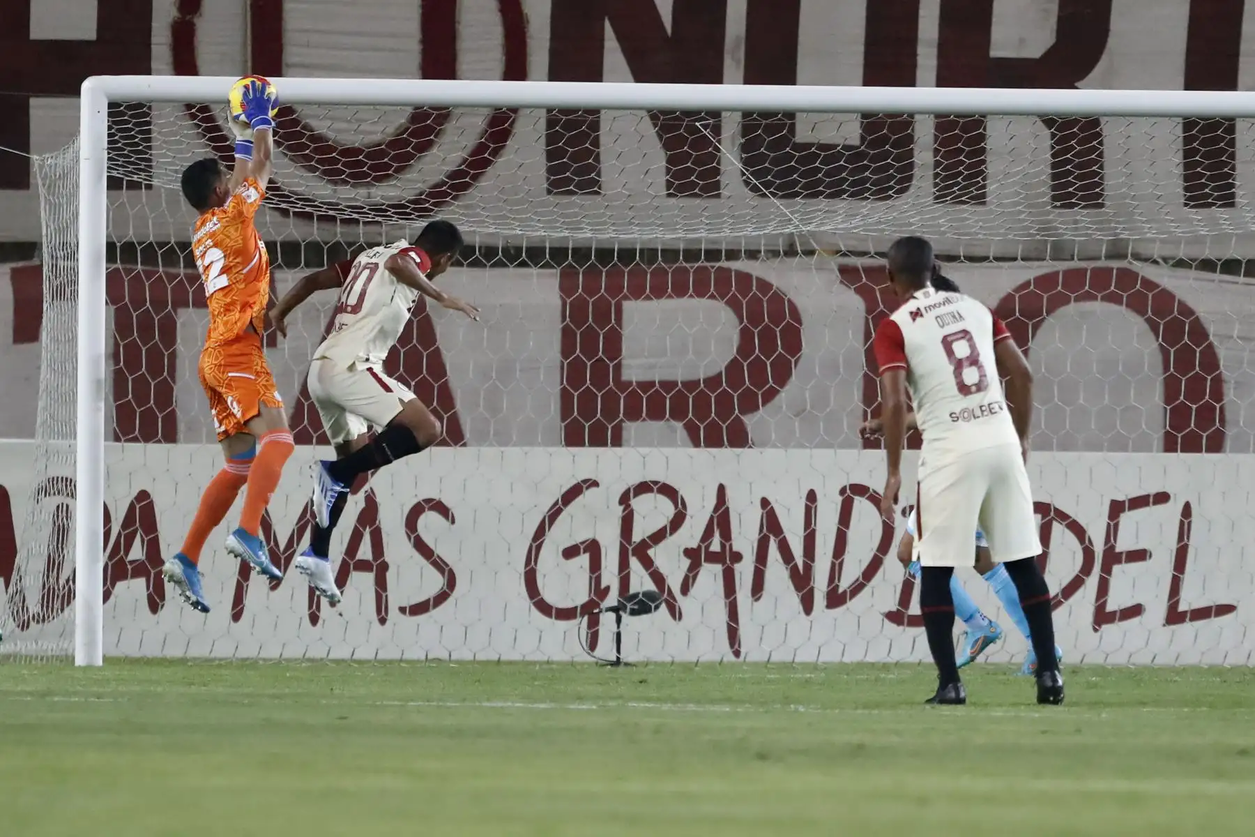Ivan Santillan portero de Sporting Cristal ataja un remate de Universitario durante partido por la jornada 15 de la Liga 1, en el Estadio Monumental. Foto: ANDINA/Renato Pajuelo