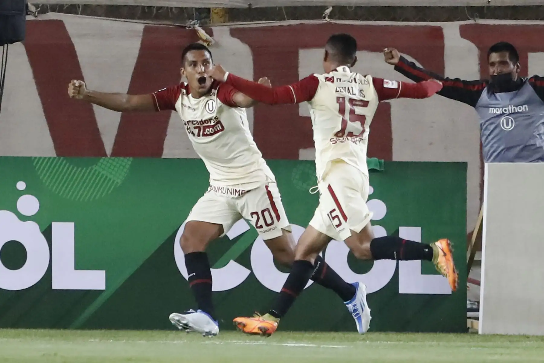 José Zeballos de Universitario celebra tras anotar ante Sporting Cristal por la jornada 15 de la Liga 1, en el Estadio Monumental. ANDINA/Renato Pajuelo
