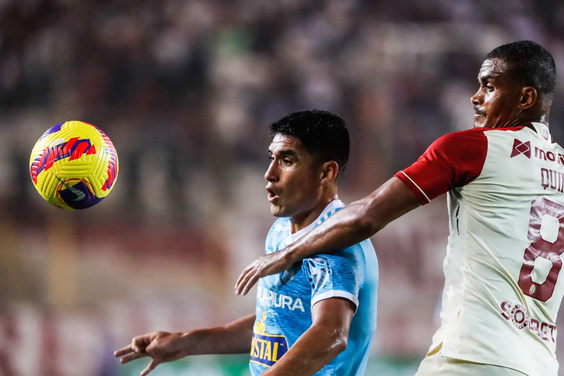 Irven Ávila Sporting Cristal disputa el balón con su rival Nelinho Quina por la jornada 15 de la Liga 1, en el Estadio Monumental. Foto: ANDINA/Renato Pajuelo
