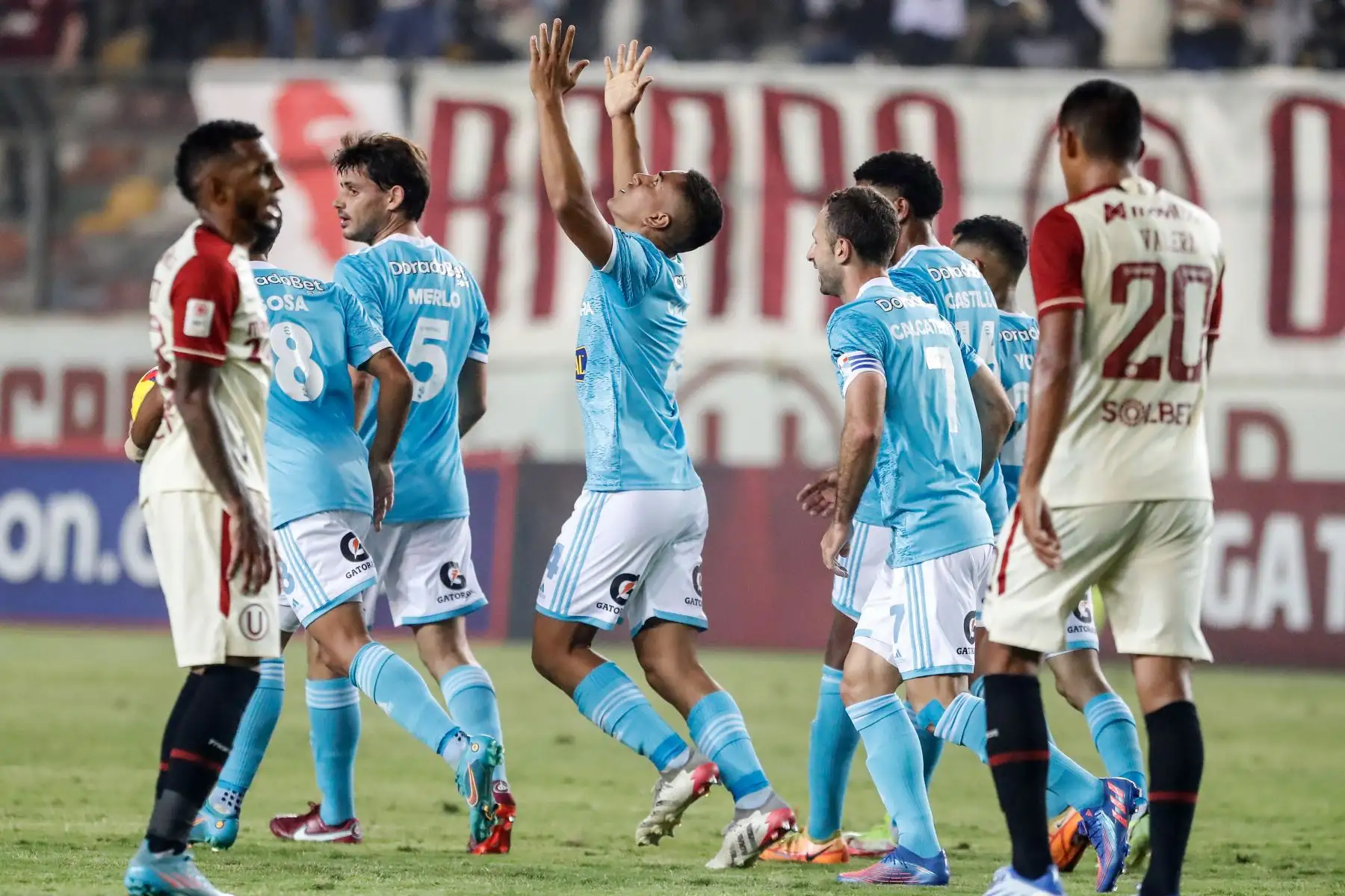 Gianfranco Chávez de Sporting Cristal celebra tras anotar ante Universitario por la jornada 15 de la Liga 1, en el Estadio Monumental. ANDINA/Renato Pajuelo