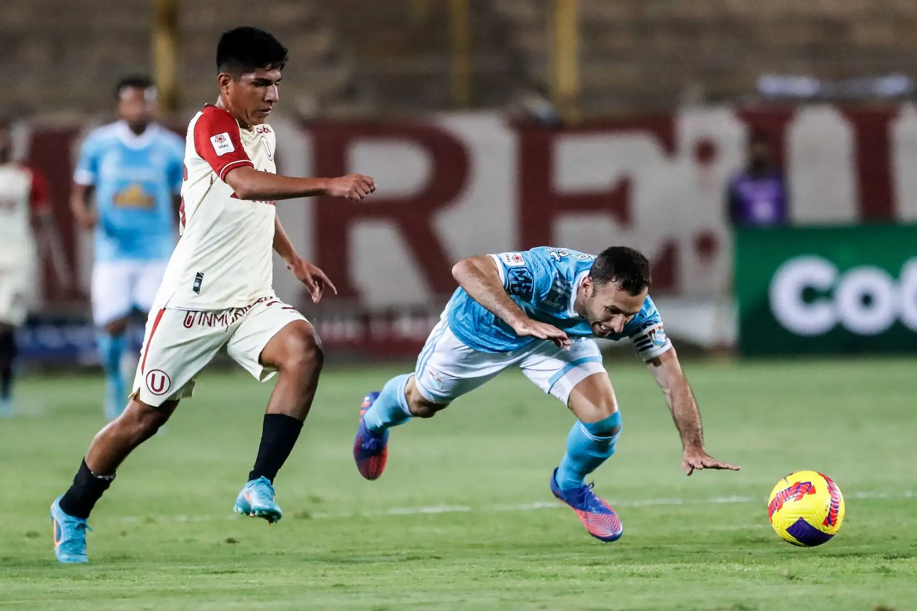 Horacio Calcaterra de Sporting Cristal enfrenta a su rival de Universitario durante partido por la jornada 15 de la Liga 1, en el Estadio Monumental. Foto: ANDINA/Renato Pajuelo
